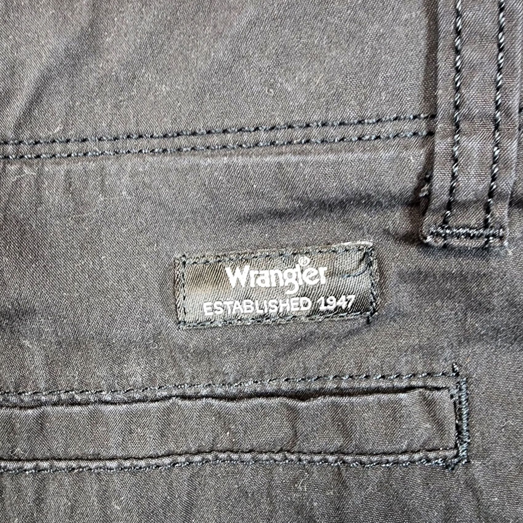Wrangler Wrangler Shorts 32x10 Black Chino Casual Stretch Hiking Outdoor Men’s Regular Inseam 10" Zip Flat Front Overall Mens Size US 32 / EU 48 - 7 Thumbnail