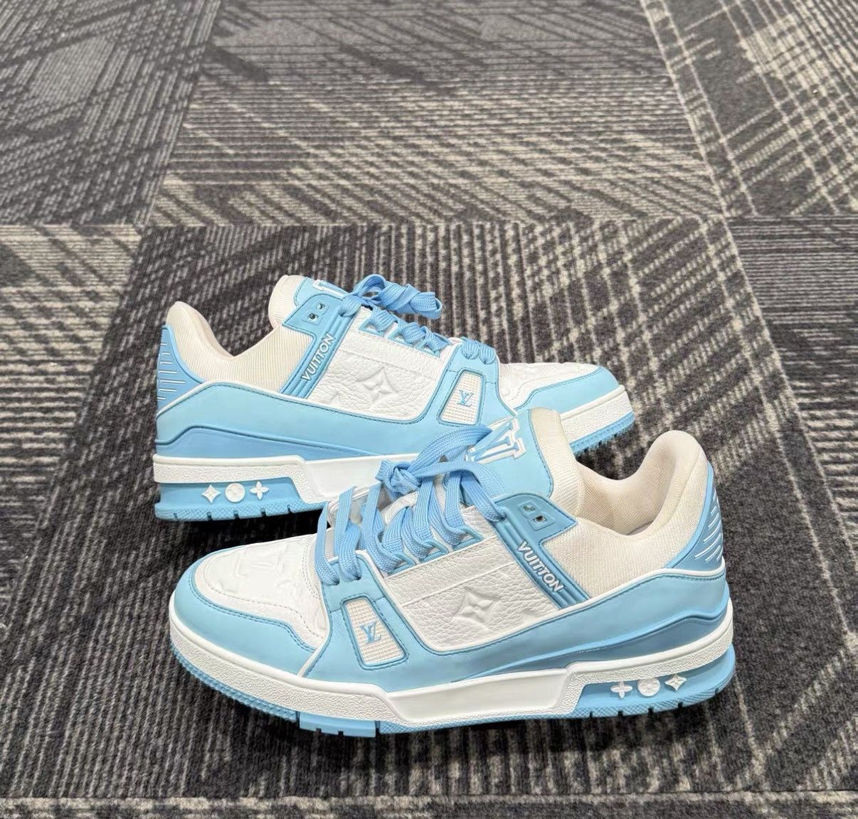 Louis Vuitton Louis Vuitton Trainer Embossed Blue & White Sneakers J42 Size US 8.5 / EU 41-42 - 4 Thumbnail