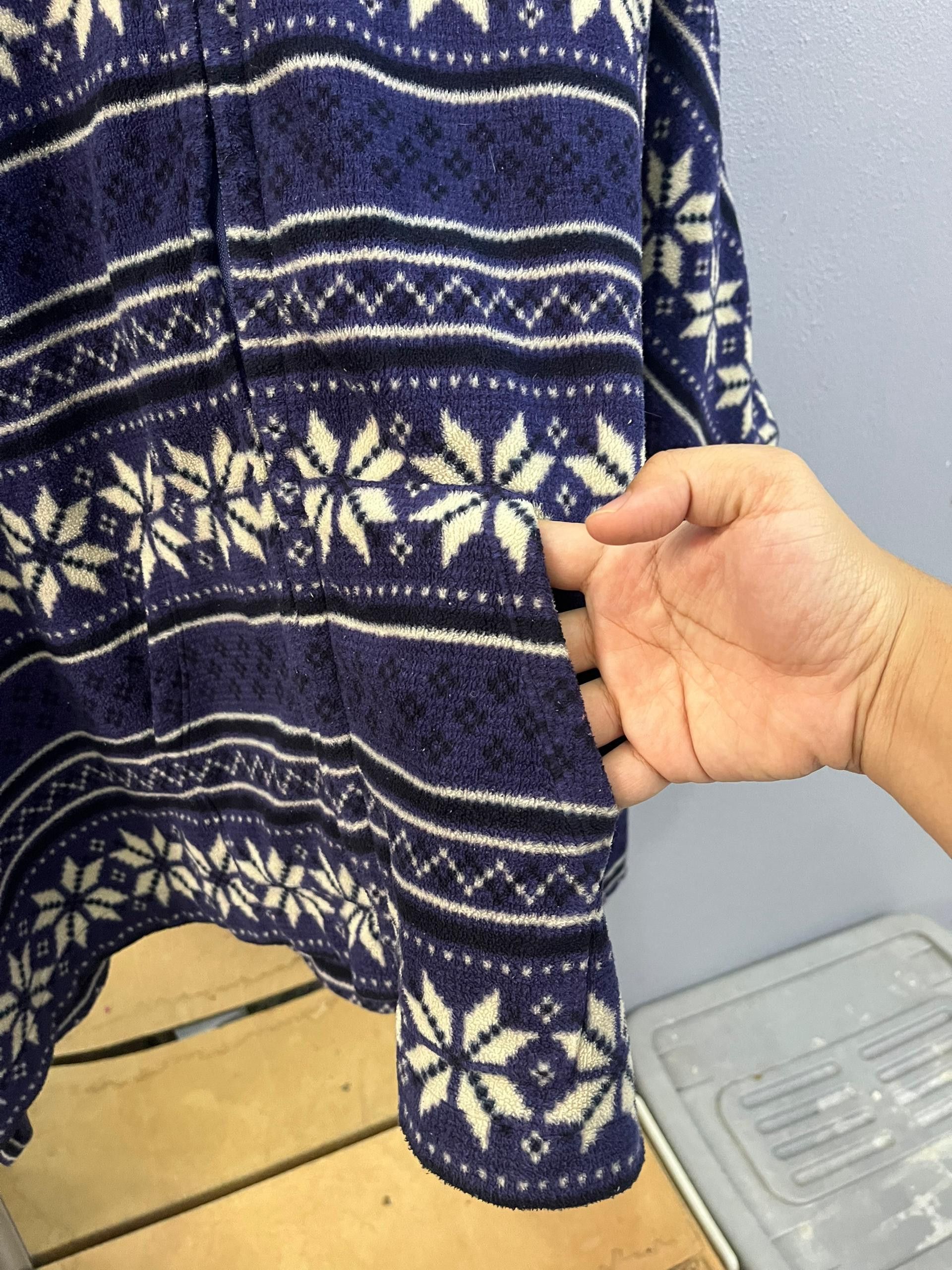 Uniqlo Uniqlo Fair Isle Caped Hoodie Poncho Fleece Size ONE SIZE - 4 Thumbnail