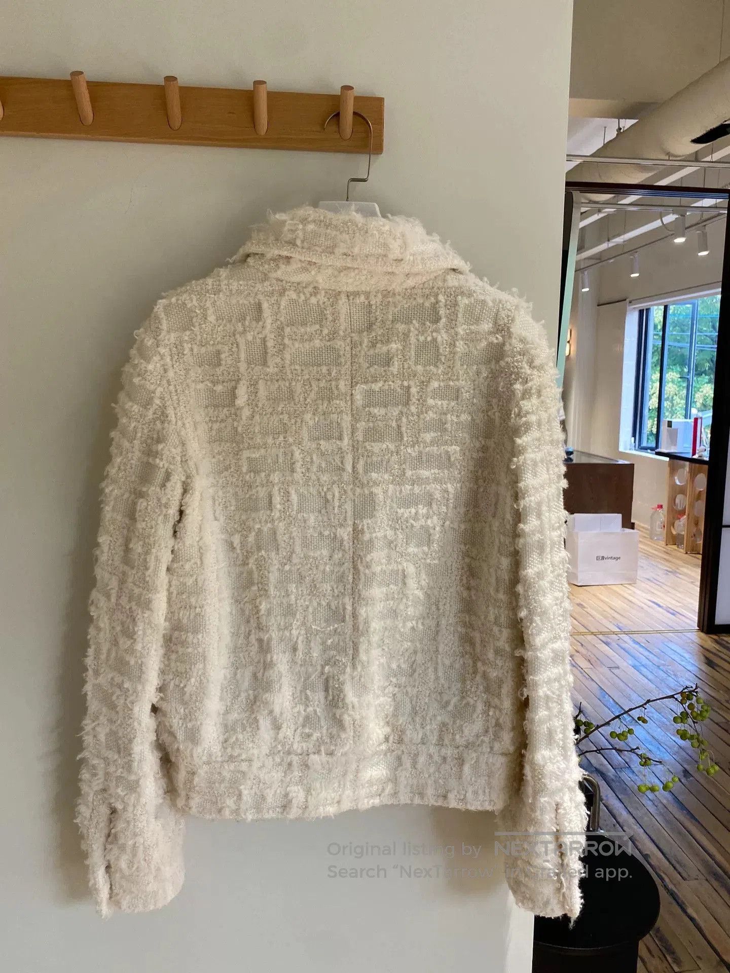 Chanel Chanel 2023 White Collar Jacket. Size US L / EU 52-54 / 3 - 3 Thumbnail