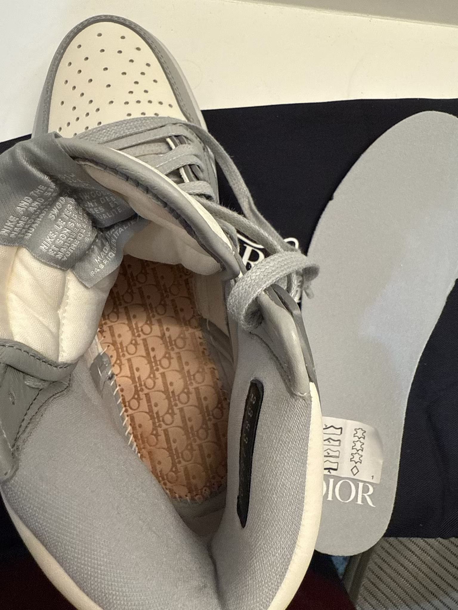 Dior × Jordan Brand Jordan x Dior Air Jordan 1 Retro High Top Sneaker BNIB Size US 6.5 / EU 39-40 - 22 Thumbnail