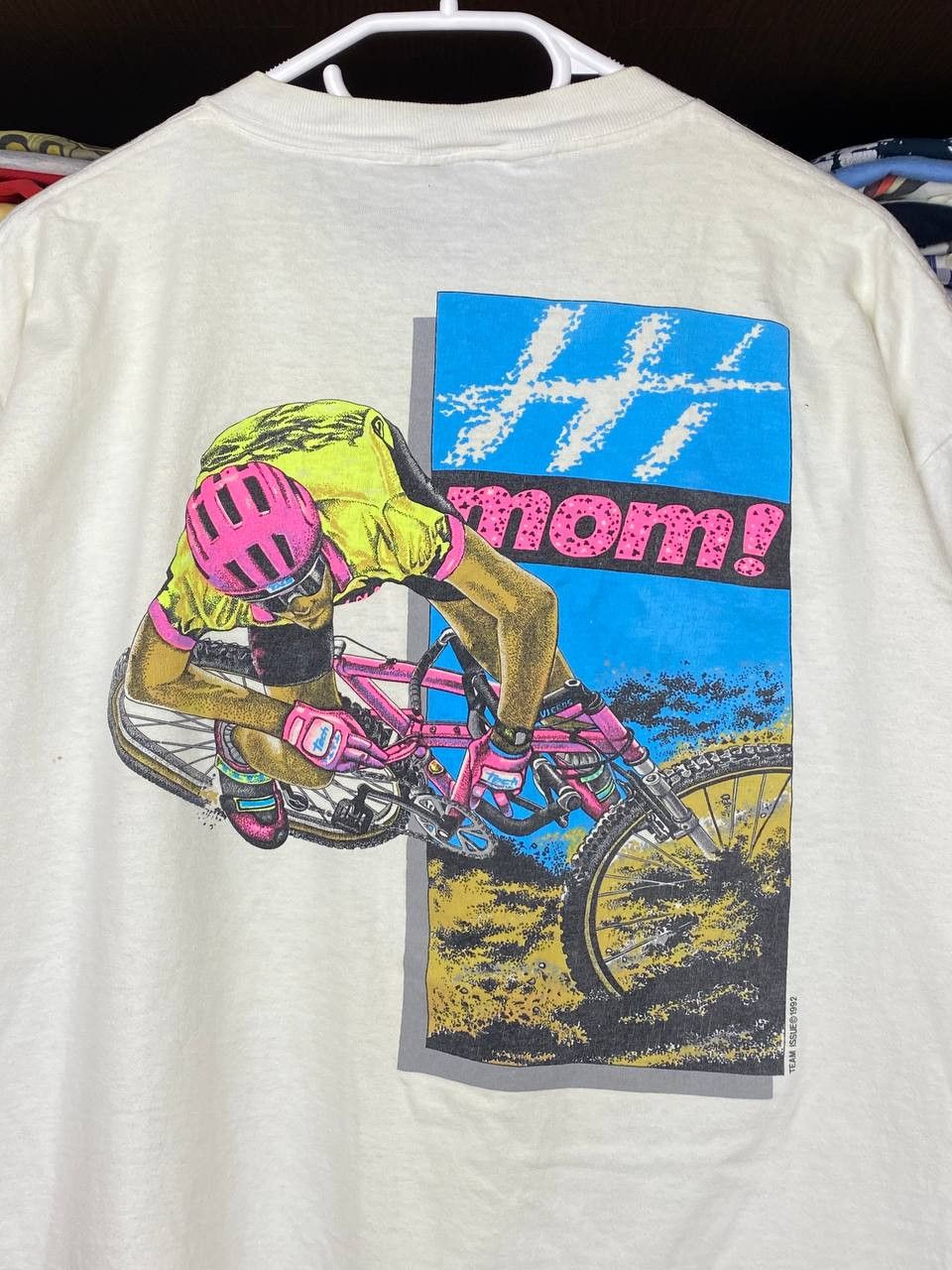 Vintage Vintage Team Issue 1992 "Hi Mom!" 90s Graphic Tee Size US XL / EU 56 / 4 - 5 Thumbnail