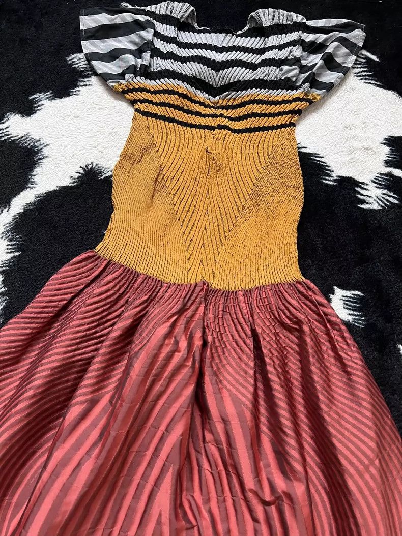 Issey Miyake Issey Miyake size:2 Red striped skirt Size 42" / US 20 - 3 Thumbnail