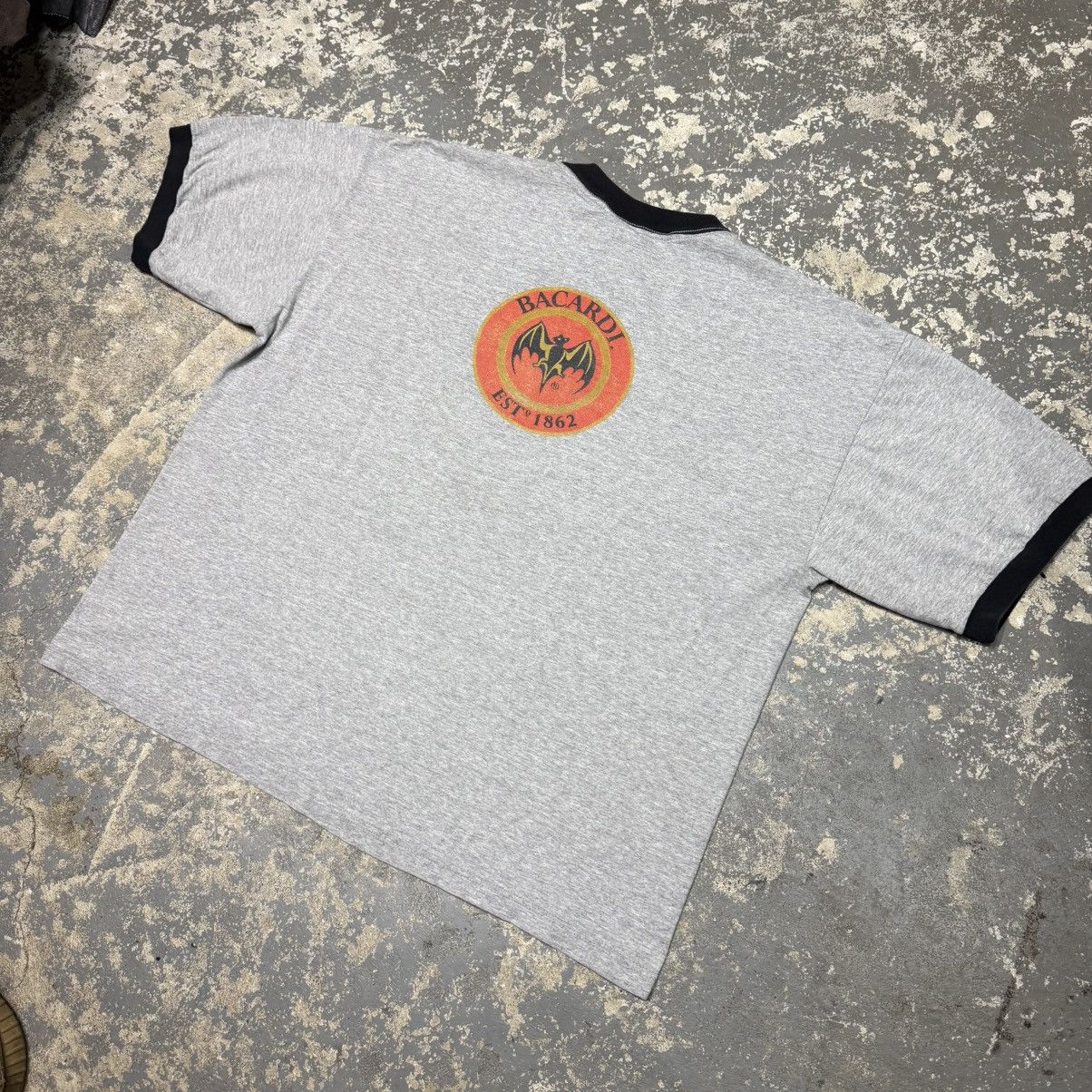 Vintage Vintage Bacardi Bat Grey Beer Alcohol Tshirt 90s Size US XL / EU 56 / 4 - 4 Thumbnail
