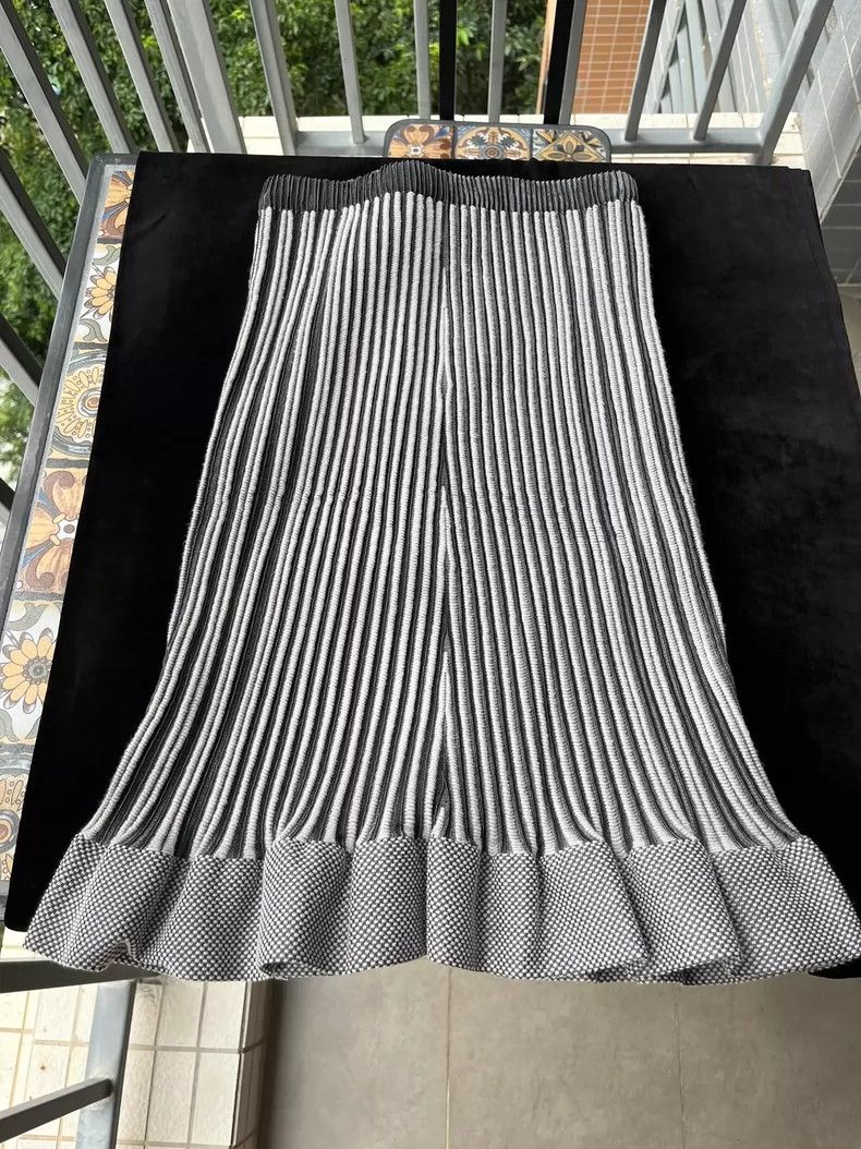 Issey Miyake Issey Miyake size:2 A grey main line skirt Size 31" - 6 Thumbnail