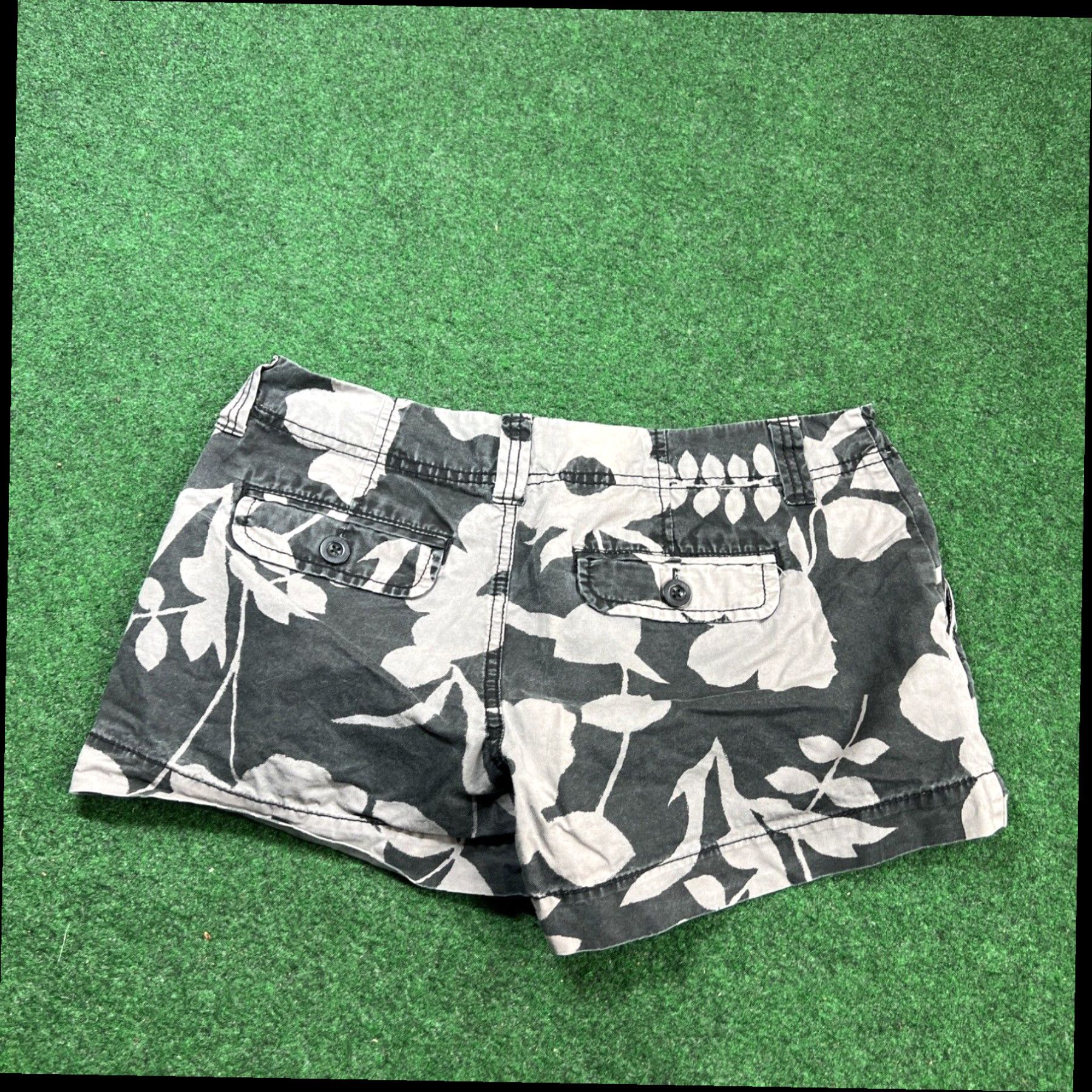 Old Navy Old Navy Women's Everyday Shorts, Black Floral, Size 4 Size 27" / US 4 / IT 40 - 6 Thumbnail