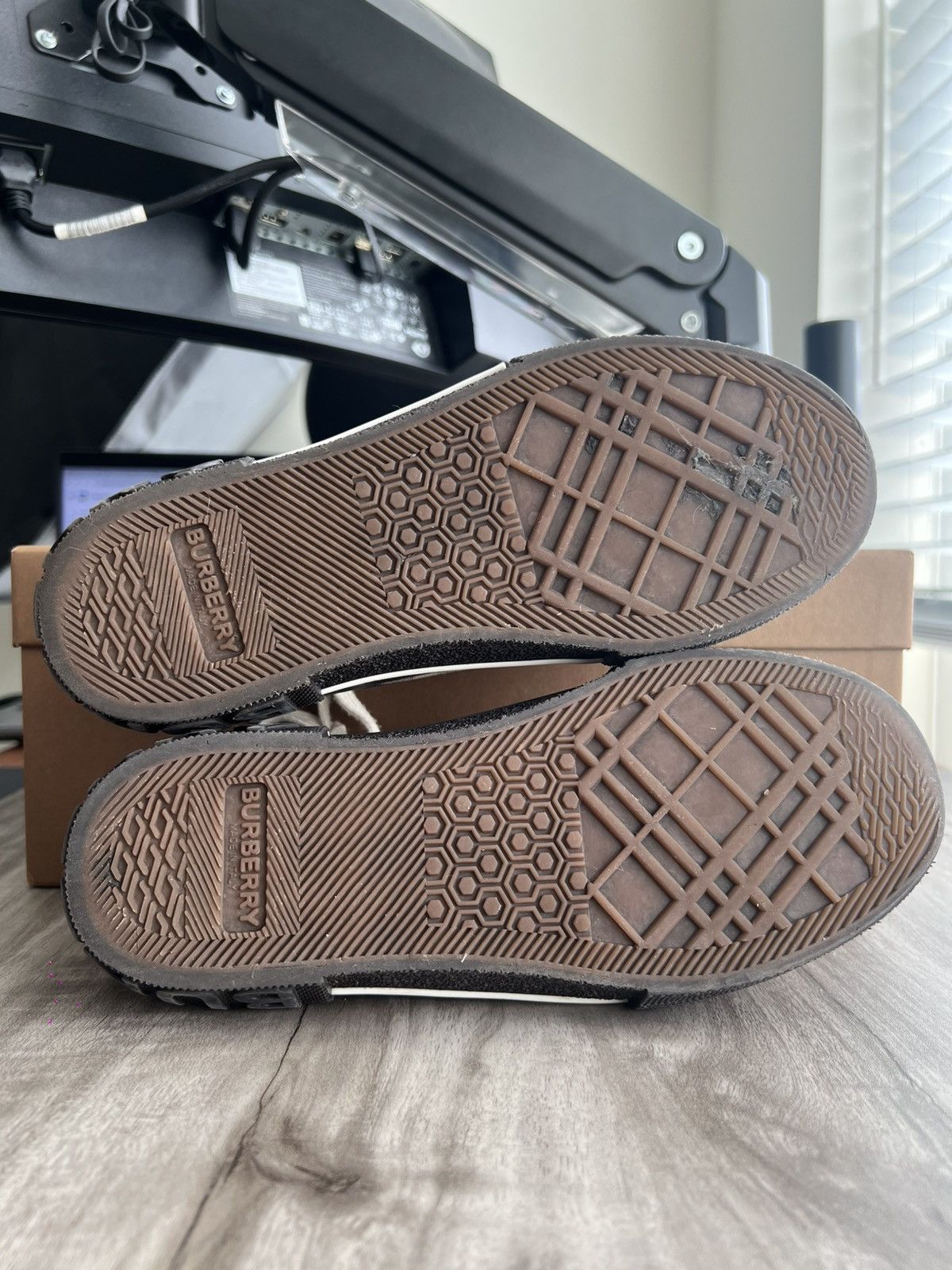 Burberry $650 Burberry Check Low Canvas Sneaker Size 6 Womens (EU 36) Size US 6 / IT 36 - 8 Thumbnail