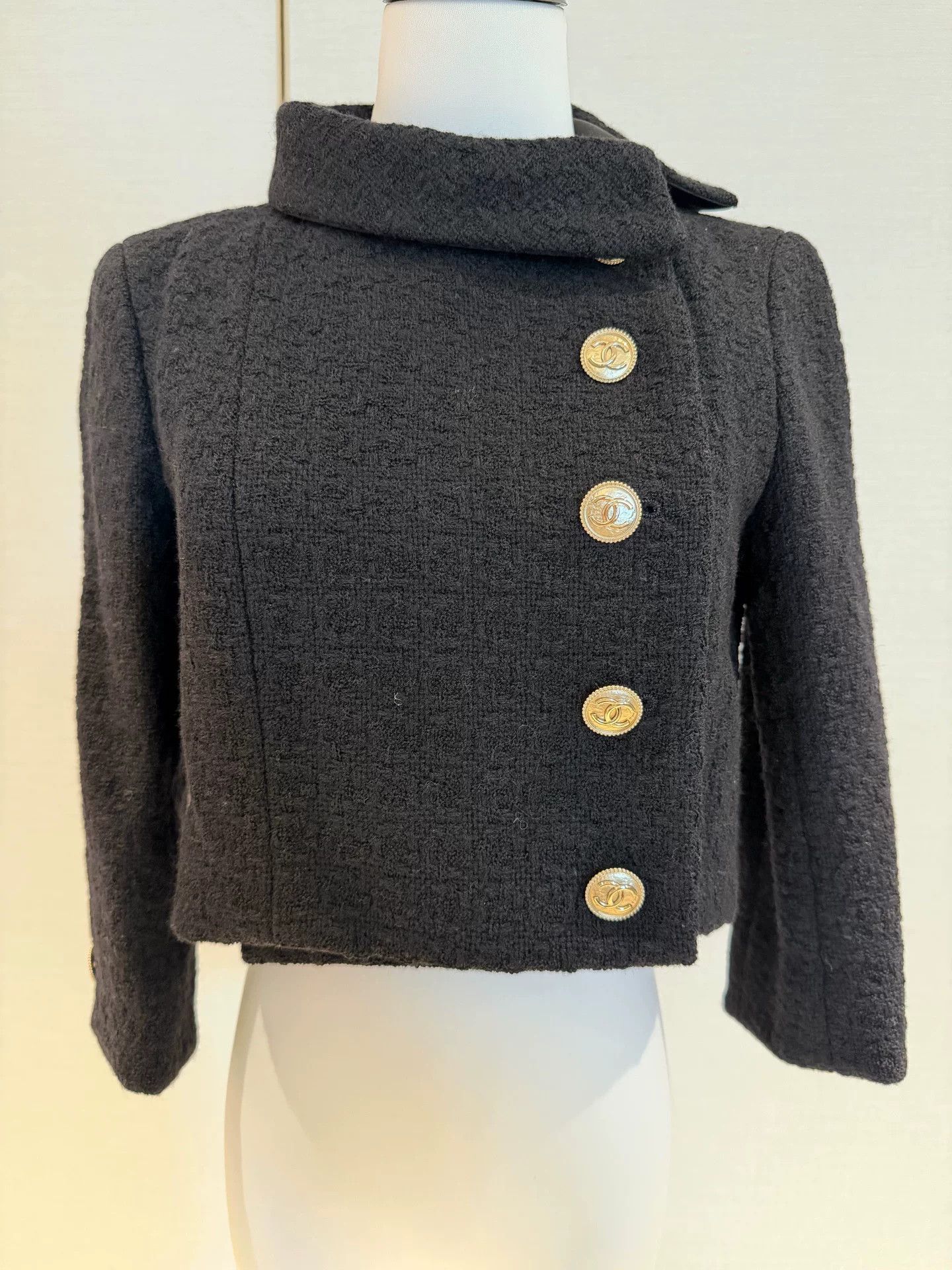Chanel Chanel 20A Short Jacket Black Gold Size US S / EU 44-46 / 1 - 1 Thumbnail