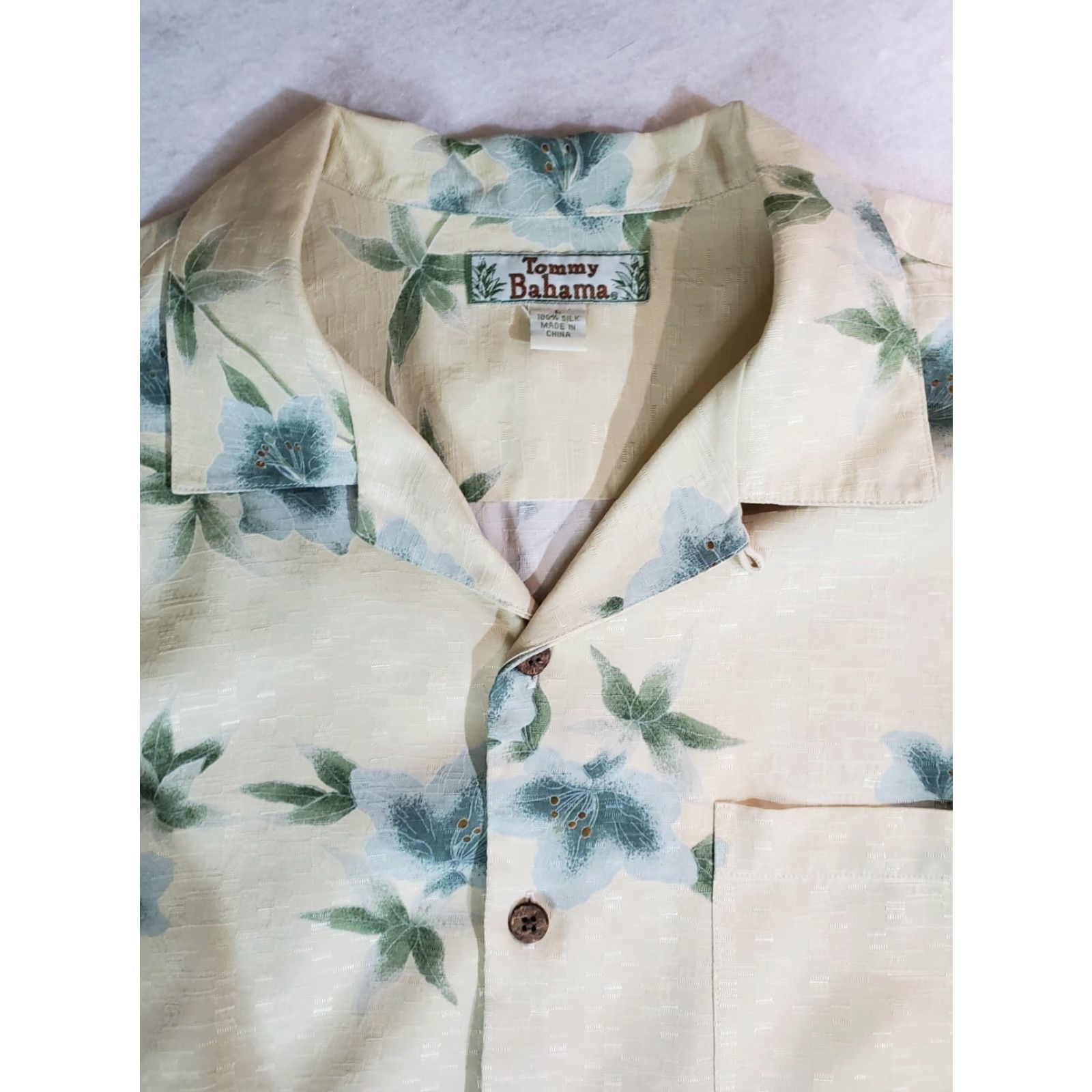 Tommy Bahama Tommy Bahama 100% Silk Hawaiian Button up Shirt Camp Style Short Sleeve Sz LG Mens Regular Camp Hawaiian Shirt Size US L / EU 52-54 / 3 - 3 Thumbnail