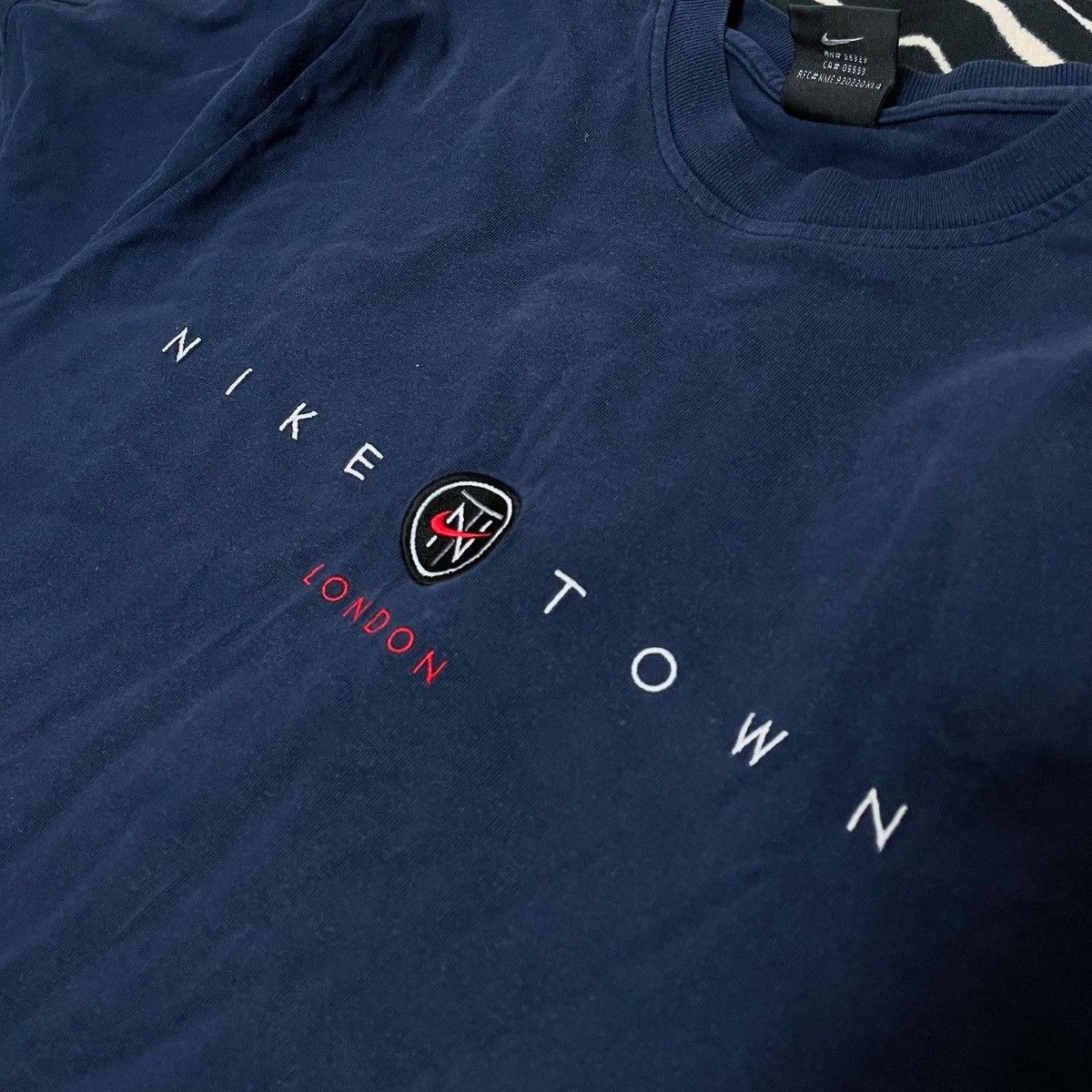 Nike Vintage 00s y2k Nike Town London T-shirt Rare Size US S / EU 44-46 / 1 - 4 Thumbnail