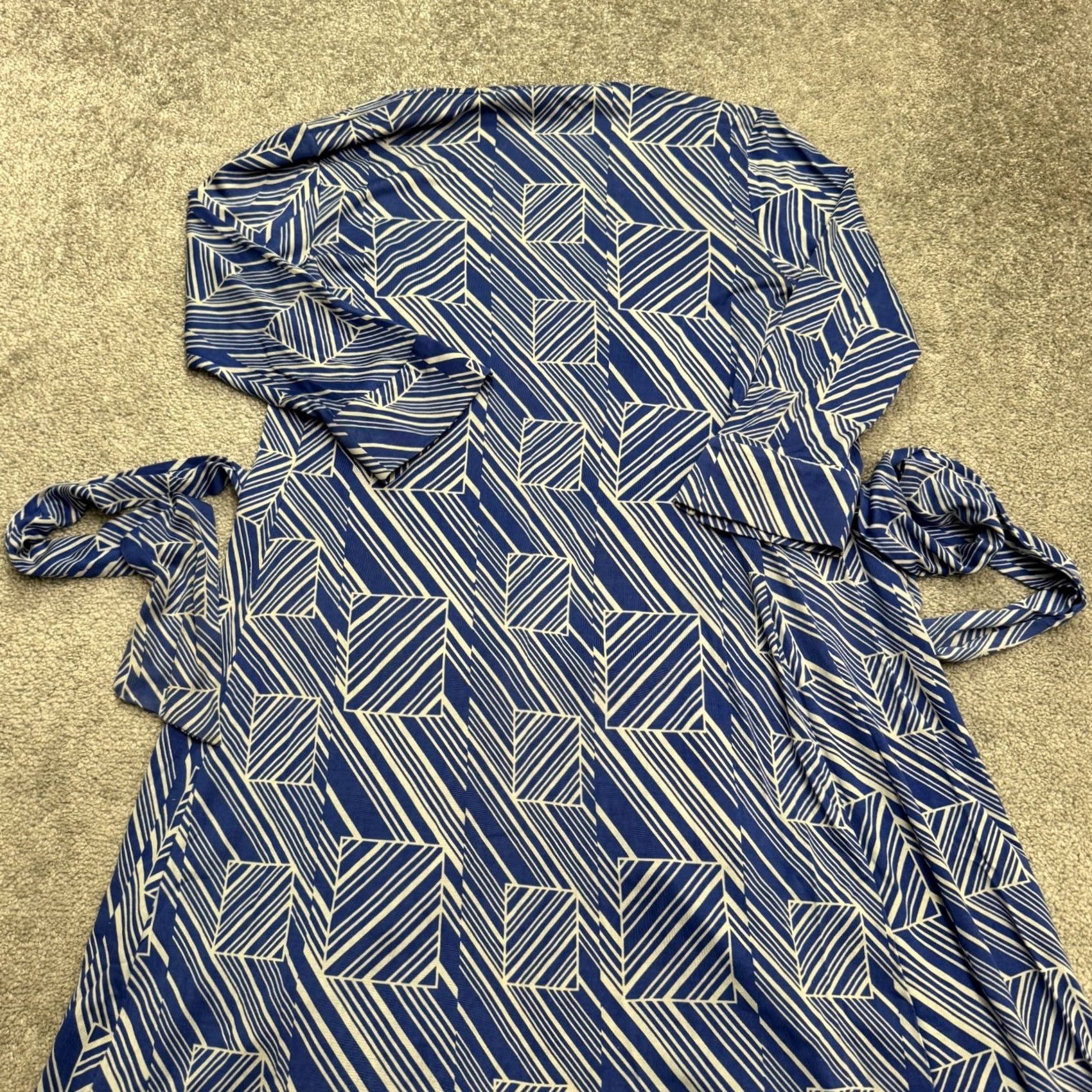 Diane von Furstenberg Diane von Furstenberg Silk Midi Wrapped Dress Womens 4 Blue White Geometric Dress Satin Silk Midi Wrap Geometric Blue Women Size S / US 4 / IT 40 - 3 Thumbnail
