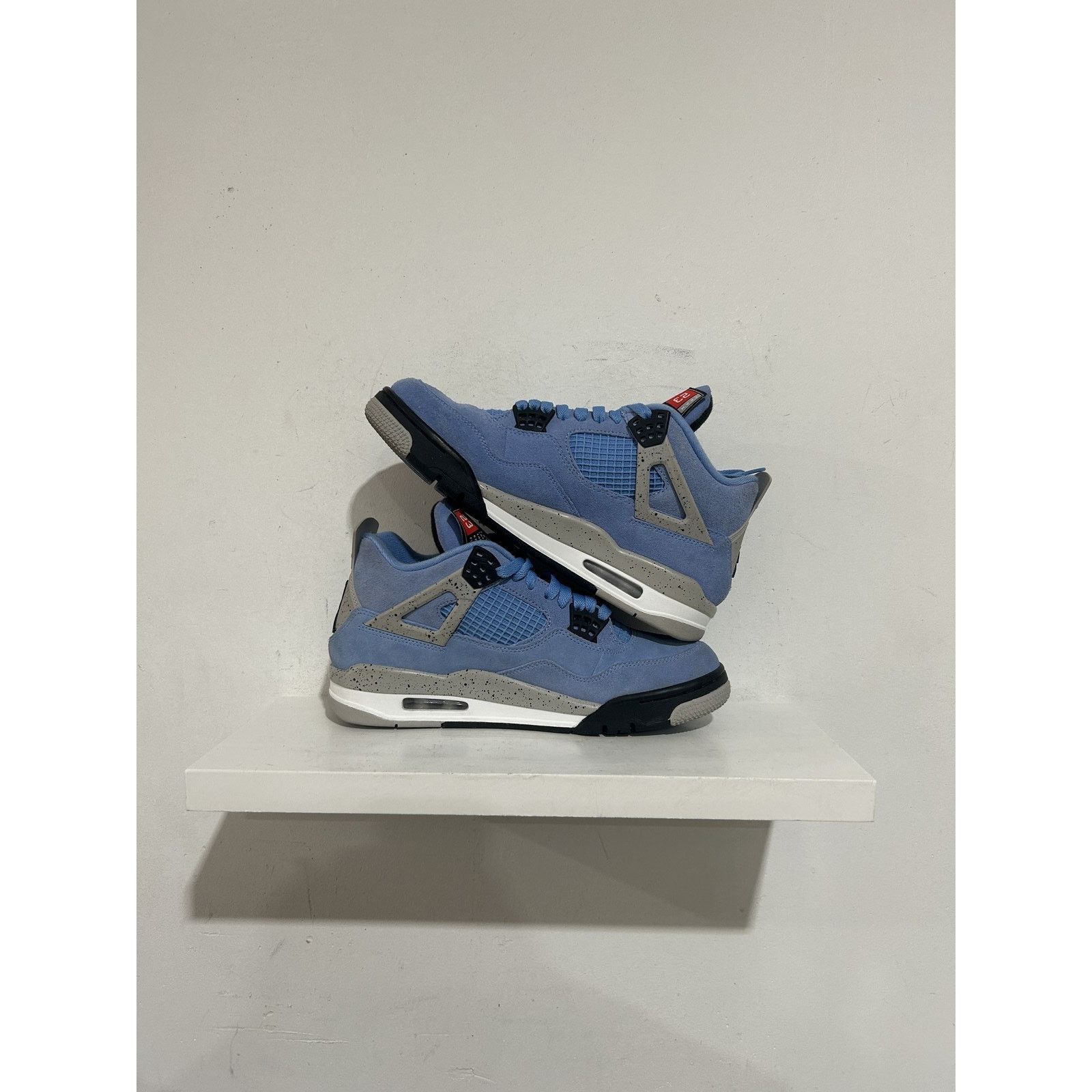 Nike JORDAN 4 RETRO UNIVERSITY BLUE SIZE 8.5 PREOWNED Size US 8.5 / EU 41-42 - 2 Thumbnail