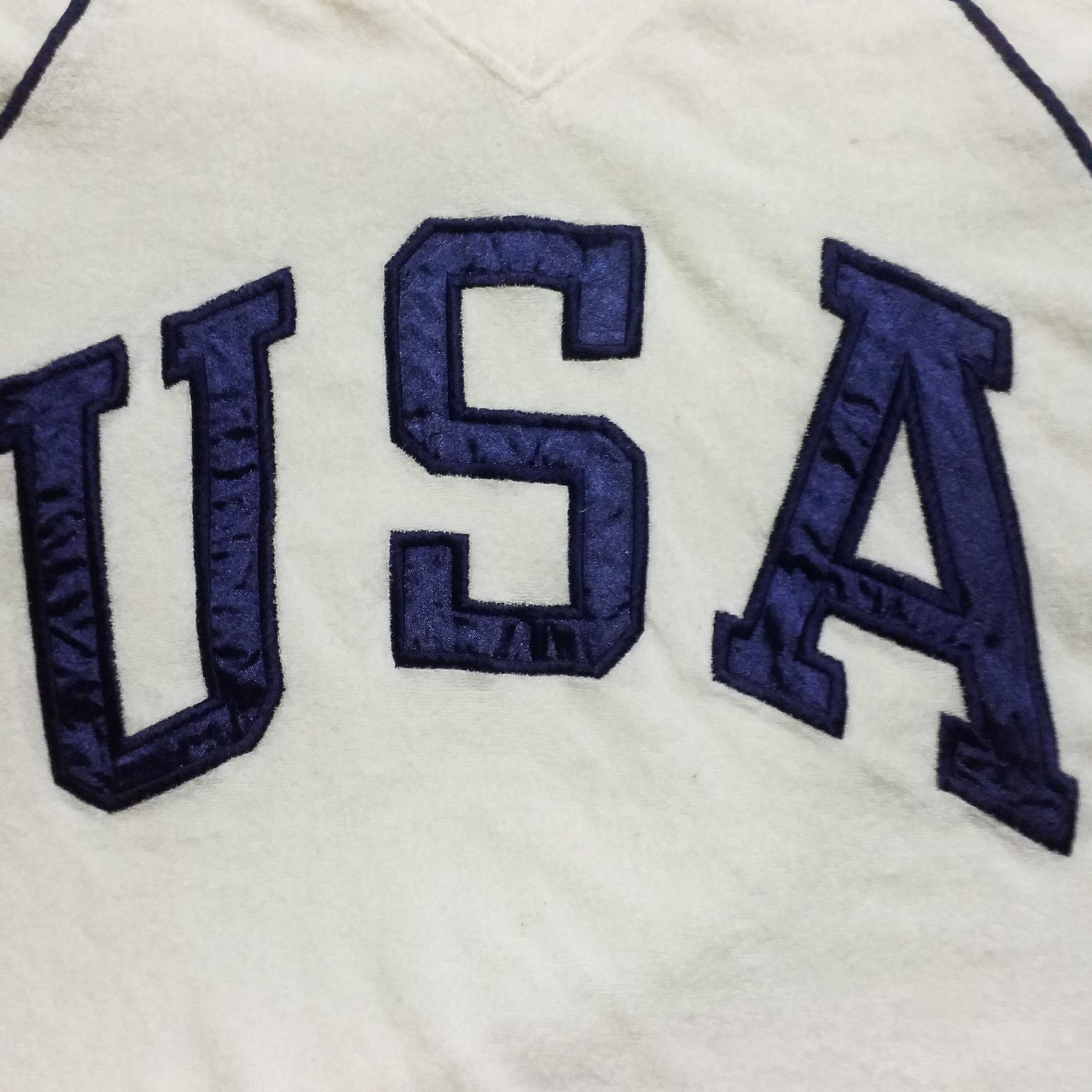 Uniqlo V NECK POLYSTER VELVET USA SPELL OUT PATCH Size US L / EU 52-54 / 3 - 3 Thumbnail