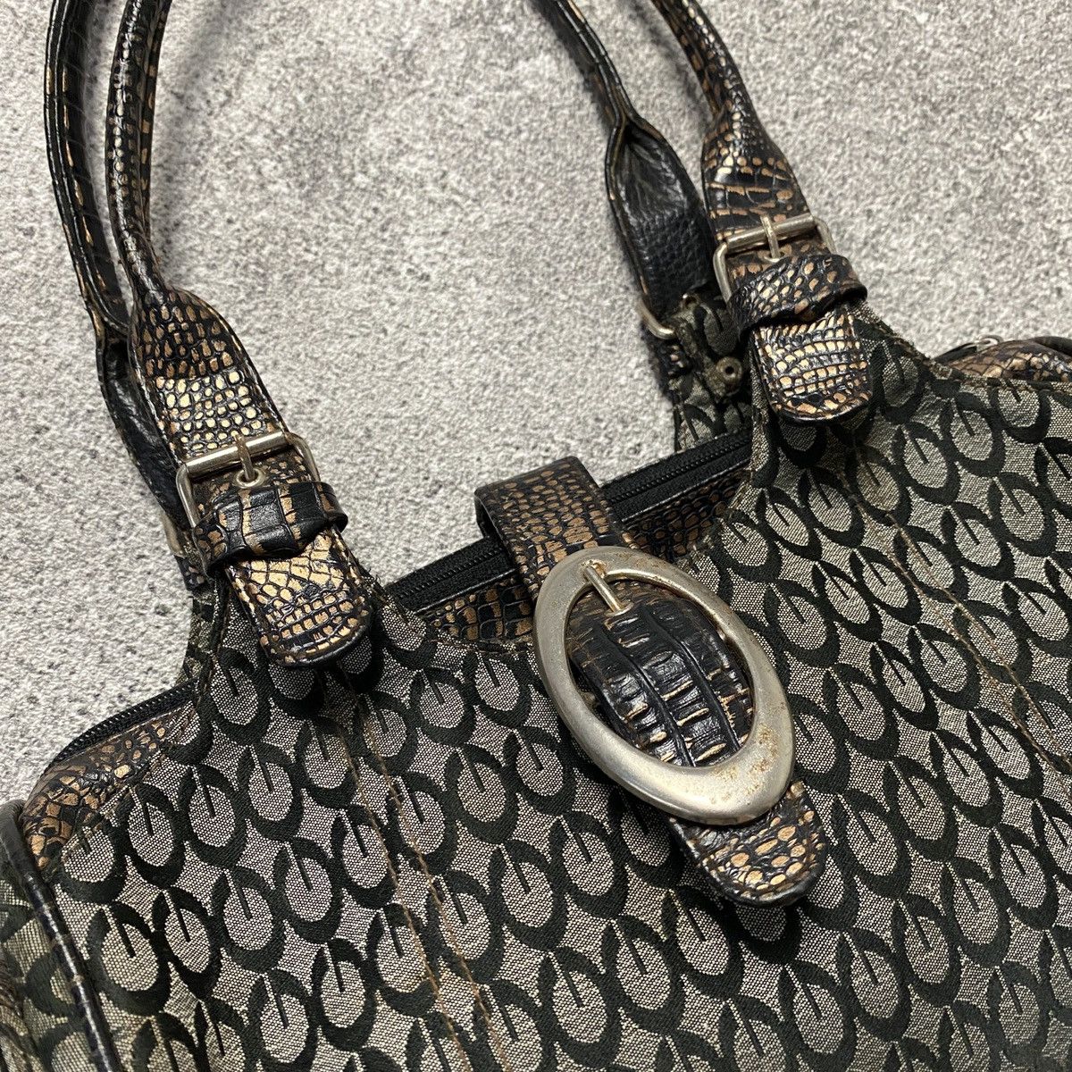 Japanese Brand 2000s Monogram Textured Faux Croc Buckle Handbag Size ONE SIZE - 2 Thumbnail