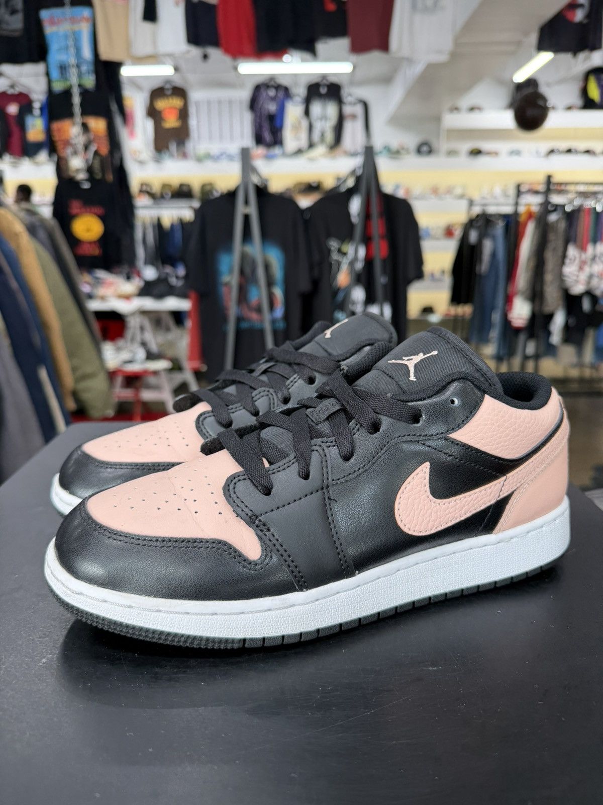 Jordan Brand Air Jordan 1 Low Crimson Tint Size 7Y (2021) Size US 7 / EU 40 - 1 Thumbnail