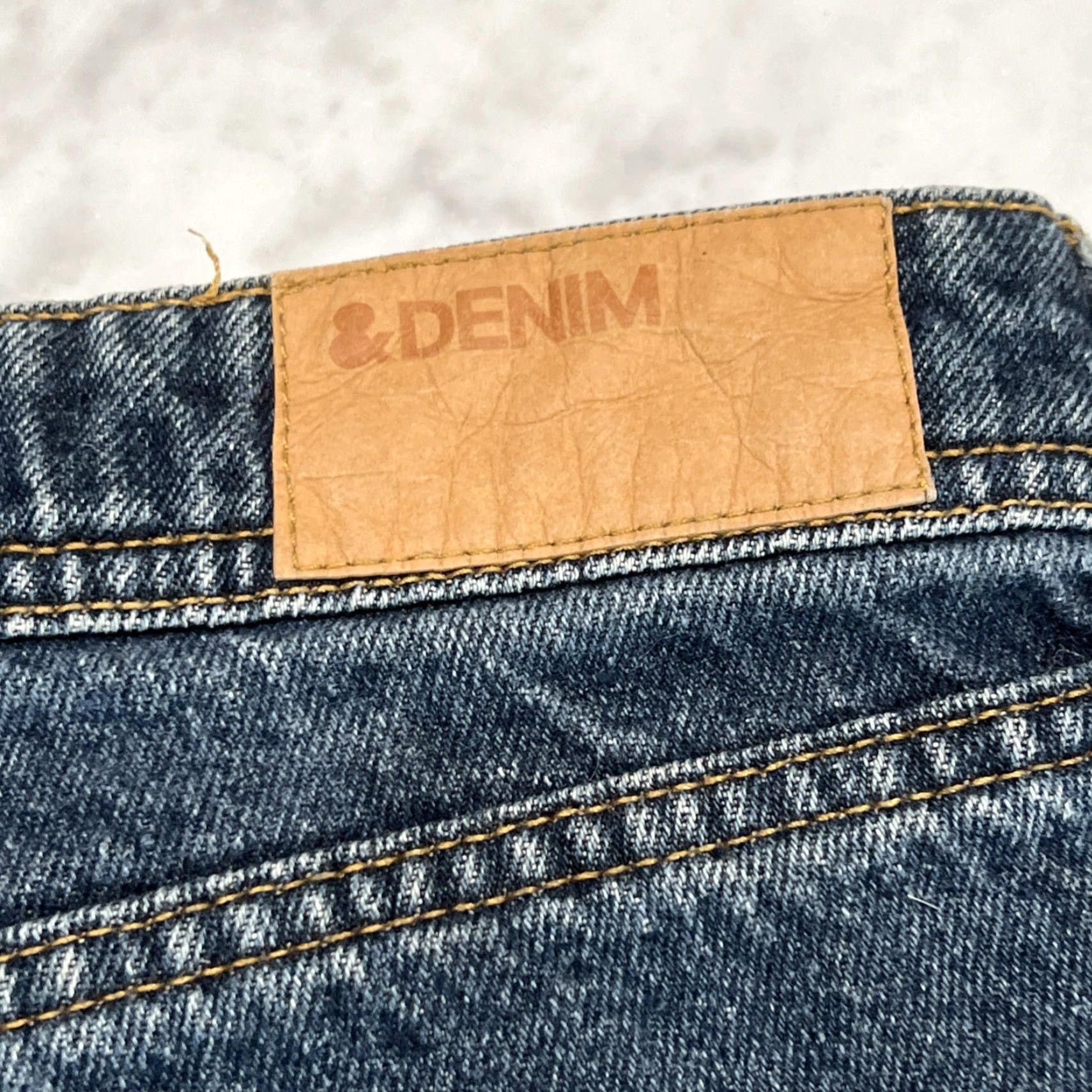 H&M H&M &Denim Denim Jean Shorts Womens Size 10 Low Waist Medium Wash Stretchy (Blue) Casual Summer Women Regular Rise High Inseam 4 in Size 32" / US 10 / IT 46 - 4 Thumbnail