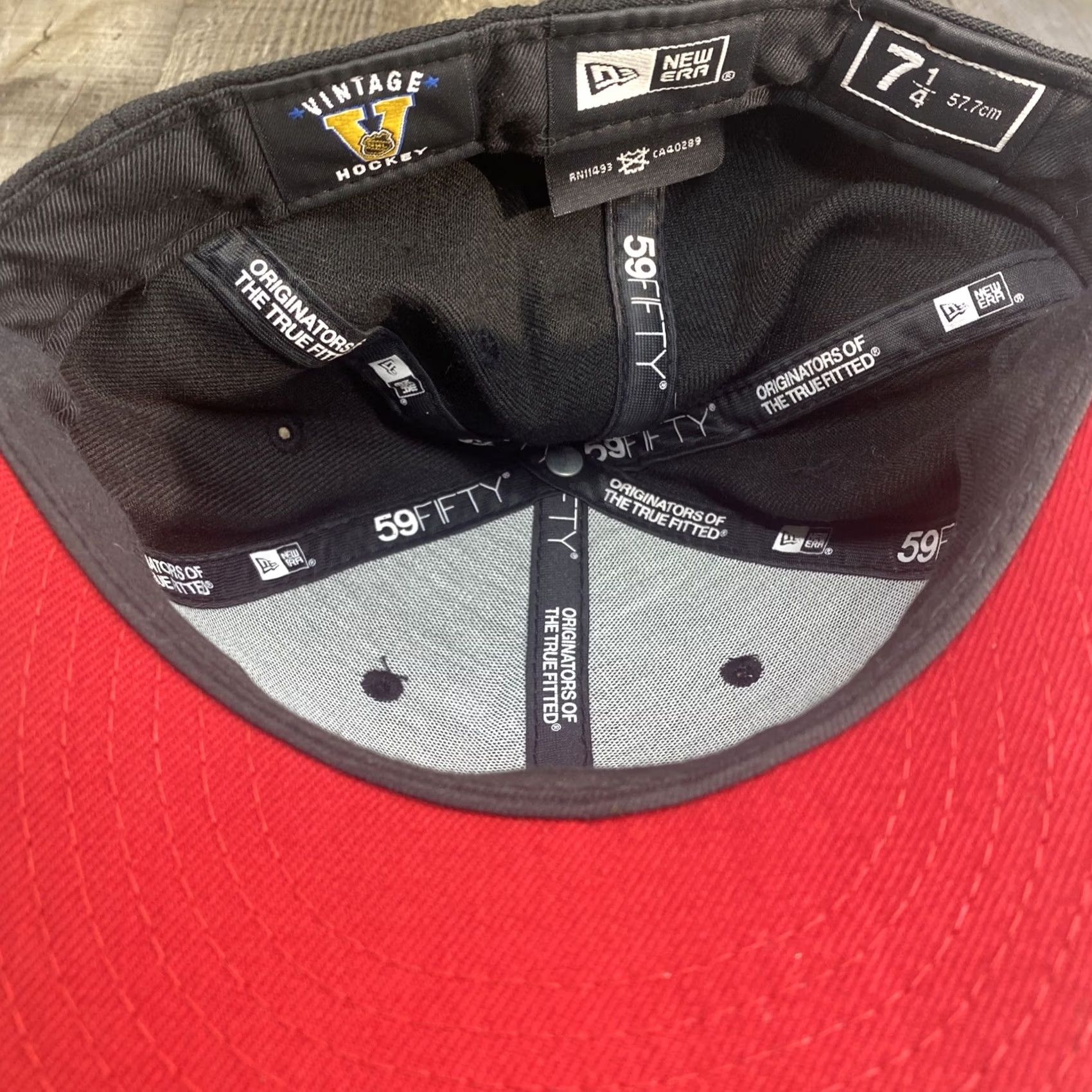New Era VINTAGE New Era Chicago Black Hawks Fittes Hat 7 1/4 Hat Men Black 7 1/4 Size ONE SIZE - 2 Thumbnail