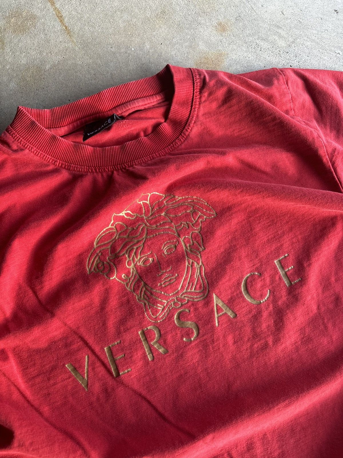 Vintage Crazy 90s Versace Big Logo Essential Red Boxy Grail Tee Size US M / EU 48-50 / 2 - 3 Thumbnail