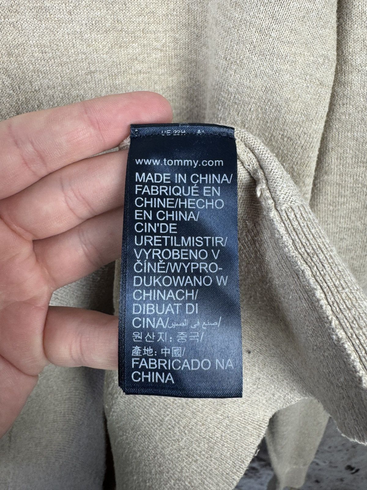 Tommy Hilfiger Tommy Hilfiger Beige Crewneck Sweater Minimal Logo XL Size US XL / EU 56 / 4 - 6 Thumbnail