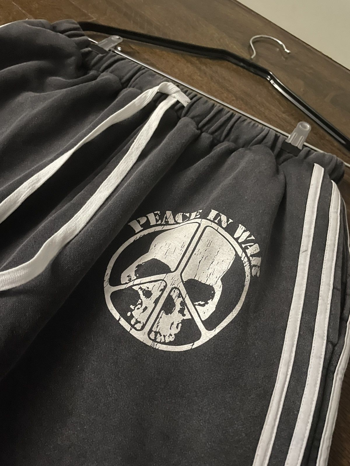 Other Peace in war authentic sweats size L Size US 40 / EU 56 - 2 Thumbnail