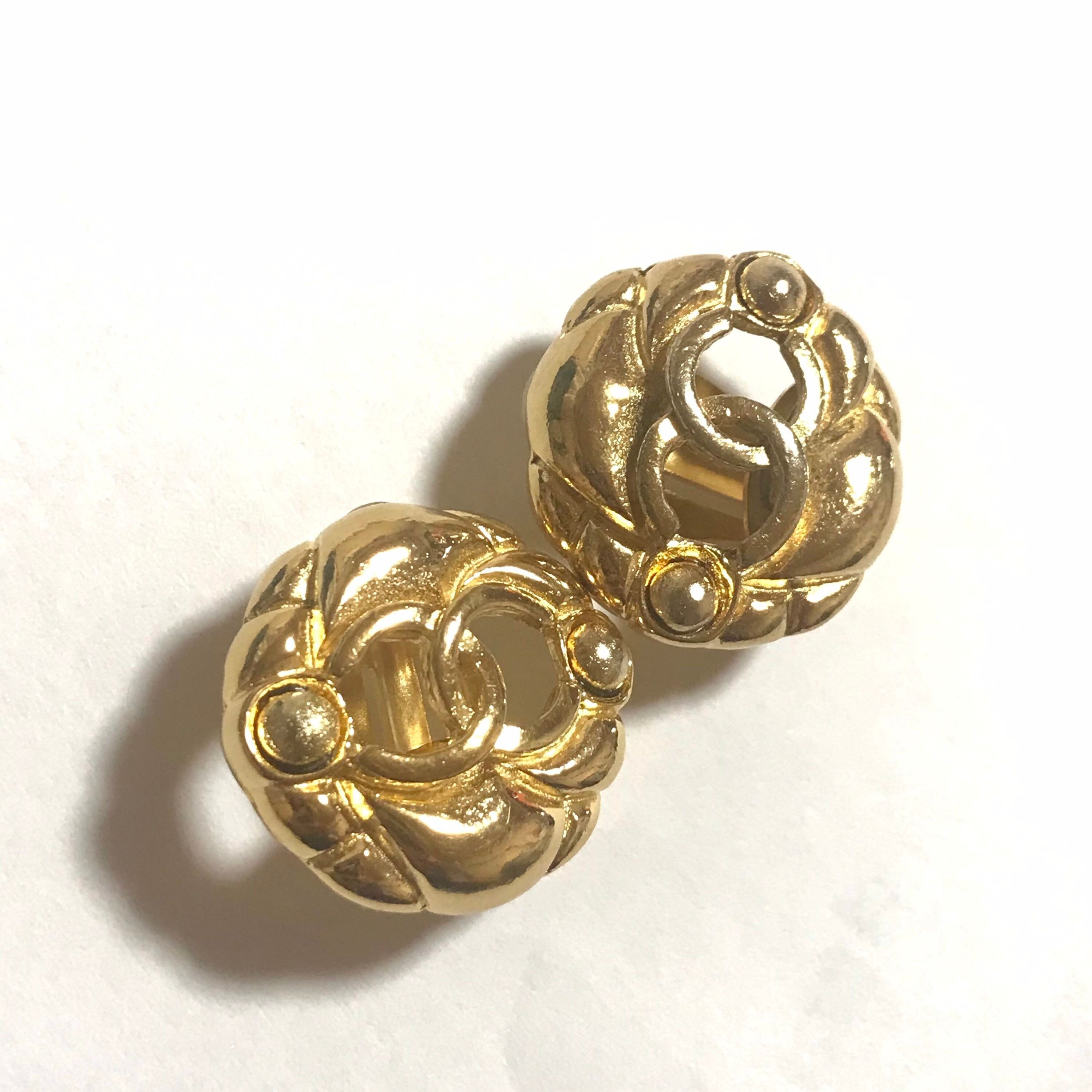 Chanel Vintage CHANEL gold tone round earrings with CC mark. Classi Size ONE SIZE - 3 Thumbnail