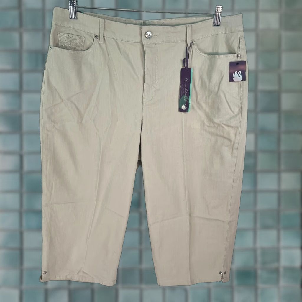 Gloria Vanderbilt Gloria Vanderbilt Shorts 16 Beige Perfect Fit Comfort Waistband Willow Size 38" / US 16 / IT 52 - 1 Thumbnail
