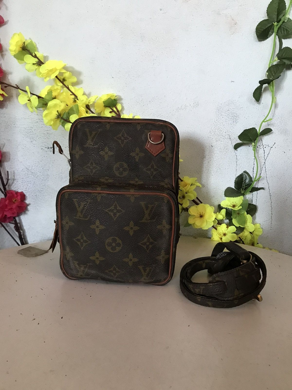 Louis Vuitton Amazon Crosbody Bag Vintage Louis Vuitton Size ONE SIZE - 1 Thumbnail