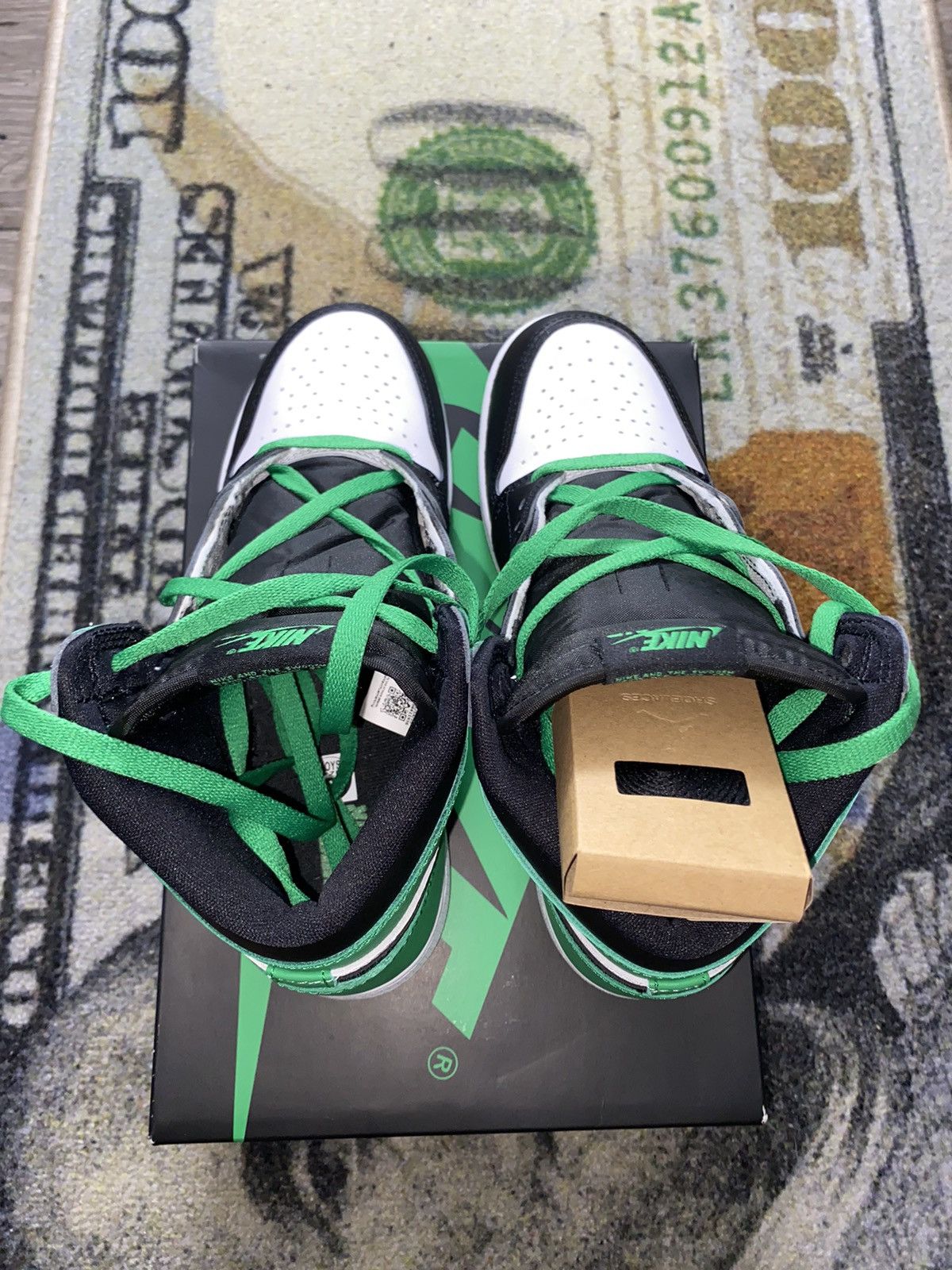 Jordan Brand × Nike Jordan 1 Retro High OG Lucky Green (7Y Grade School) Size US 8.5 / IT 38.5 - 6 Thumbnail