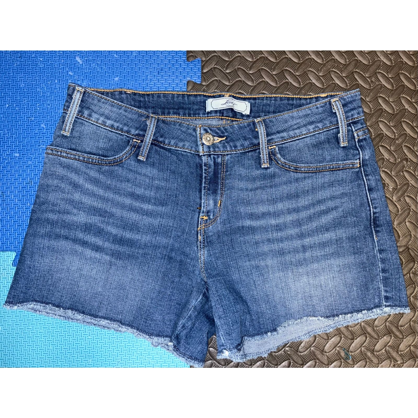 Levi's Levis women’s shorts size 6 blue jeans Size 28" / US 6 / IT 42 - 1 Thumbnail