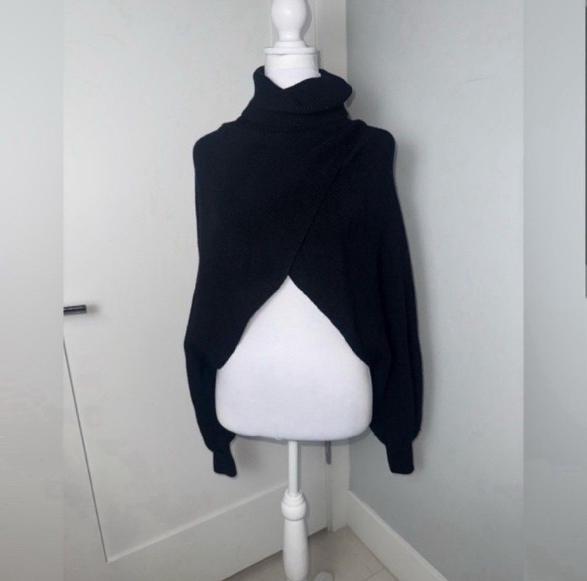 Alice + Olivia Alice and Olivia Noriko Cropped Turtleneck Sweater/XS Size XS / US 0-2 / IT 36-38 - 3 Thumbnail