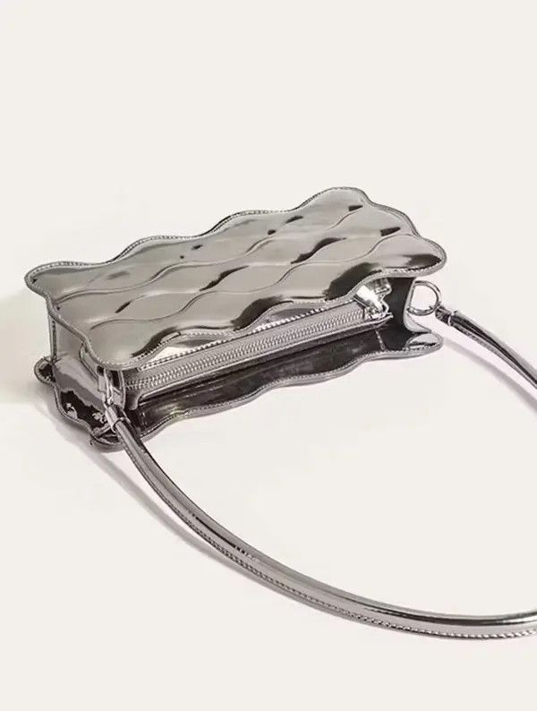 Japanese Brand Metallic Scallop Novelty Purse 👜 Size ONE SIZE - 4 Thumbnail