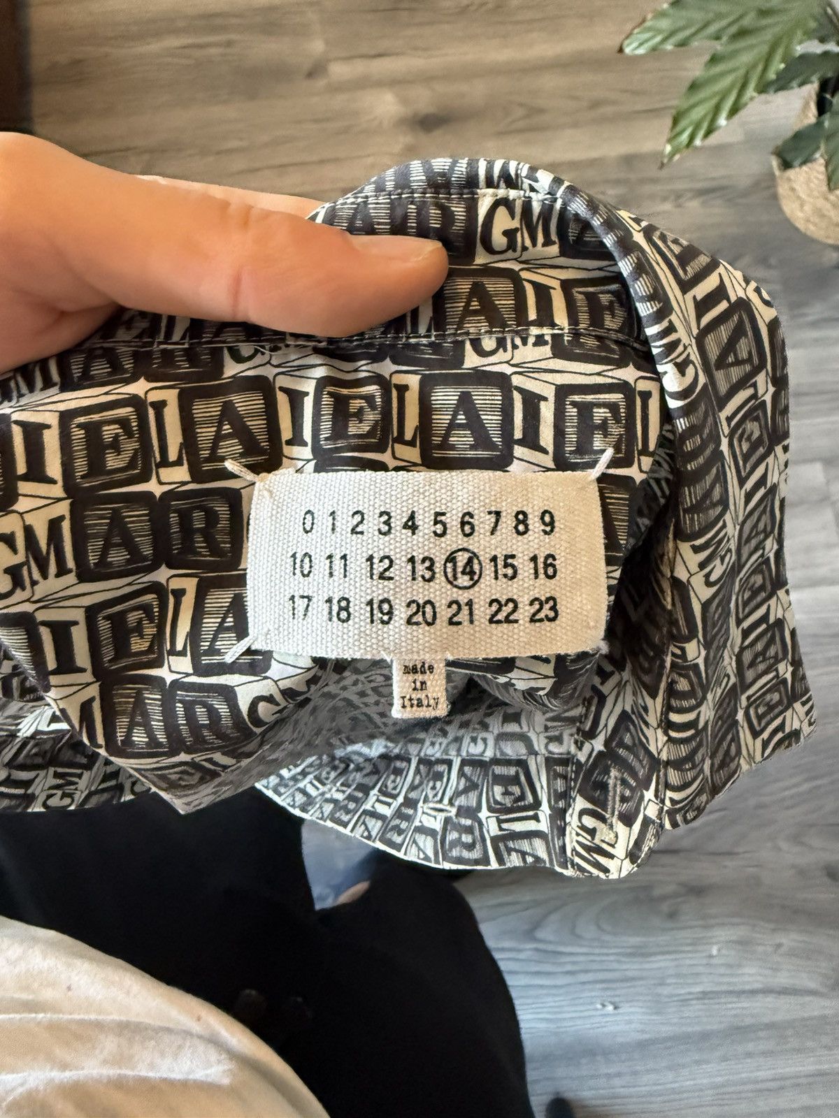 Maison Margiela Maison Margiela All-Over Logo Print Shirt – Size 39 Size US M / EU 48-50 / 2 - 10 Thumbnail