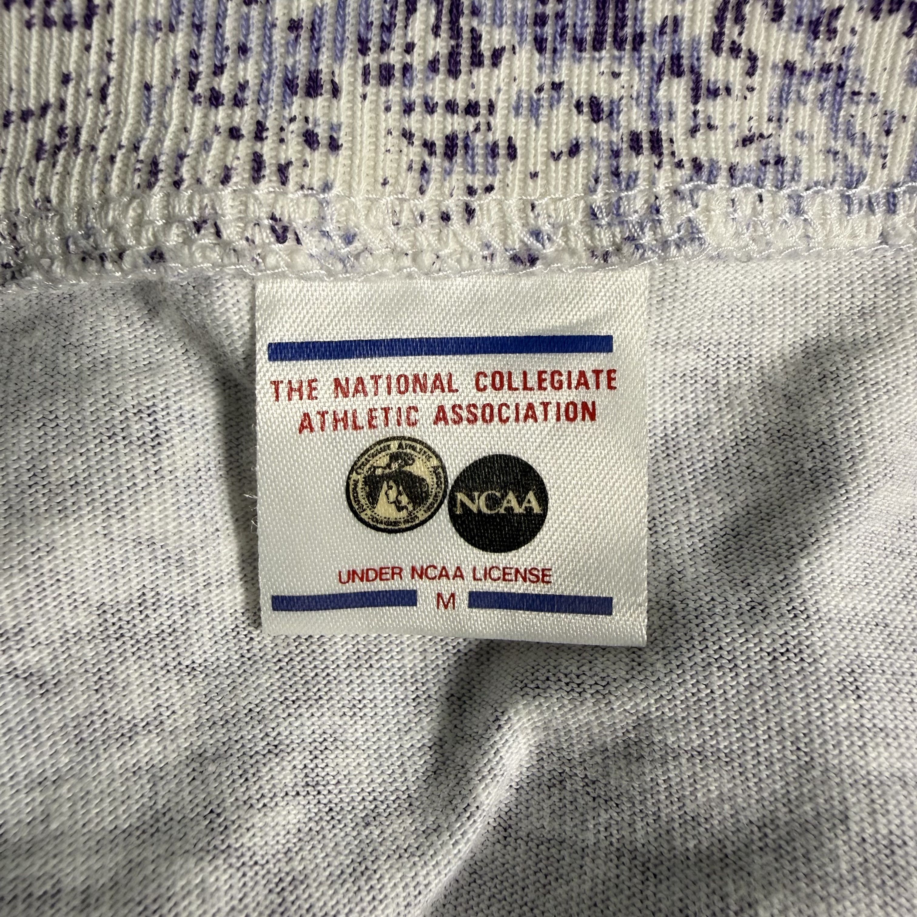 NCAA 🔥RARE🔥Vintage NCAA Decente All Print T-shirt Size US M / EU 48-50 / 2 - 6 Thumbnail