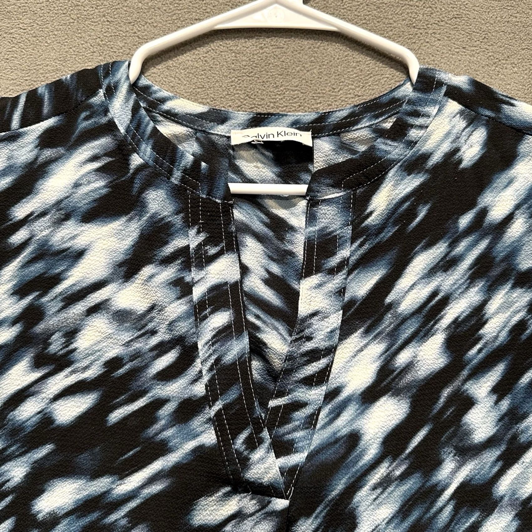 Calvin Klein Calvin Klein Blouse Women Large Blue Black Geometric Flutter Sleeve Split Neck Size L / US 10 / IT 46 - 6 Thumbnail