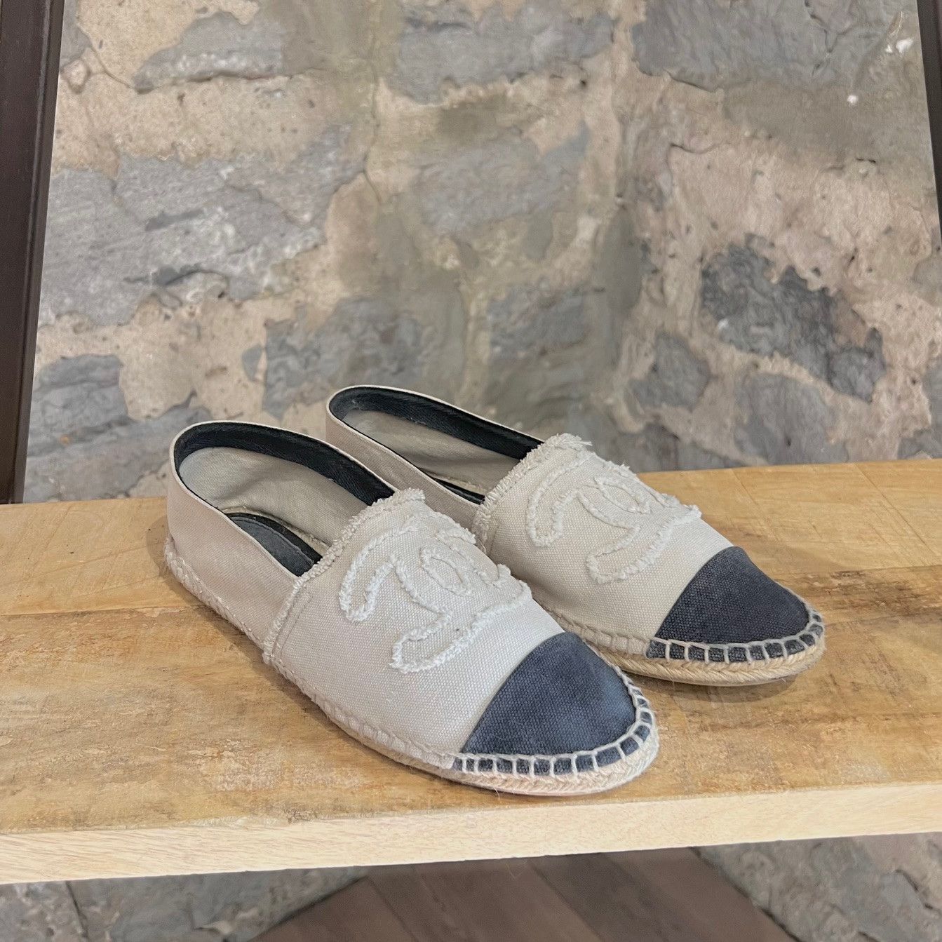 Chanel Chanel Ivory Cloth CC Grey Cap Toe Espadrilles Size US 11 / IT 41 - 1 Thumbnail