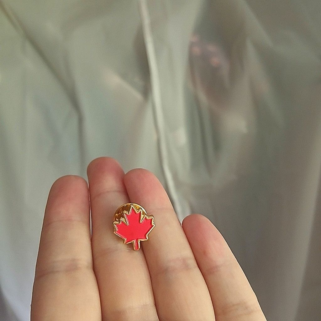 The Unbranded Brand Made in Canada 🇨🇦 Canadian Pin Gold and Red Maple Leaf Pin Size ONE SIZE - 2 Thumbnail