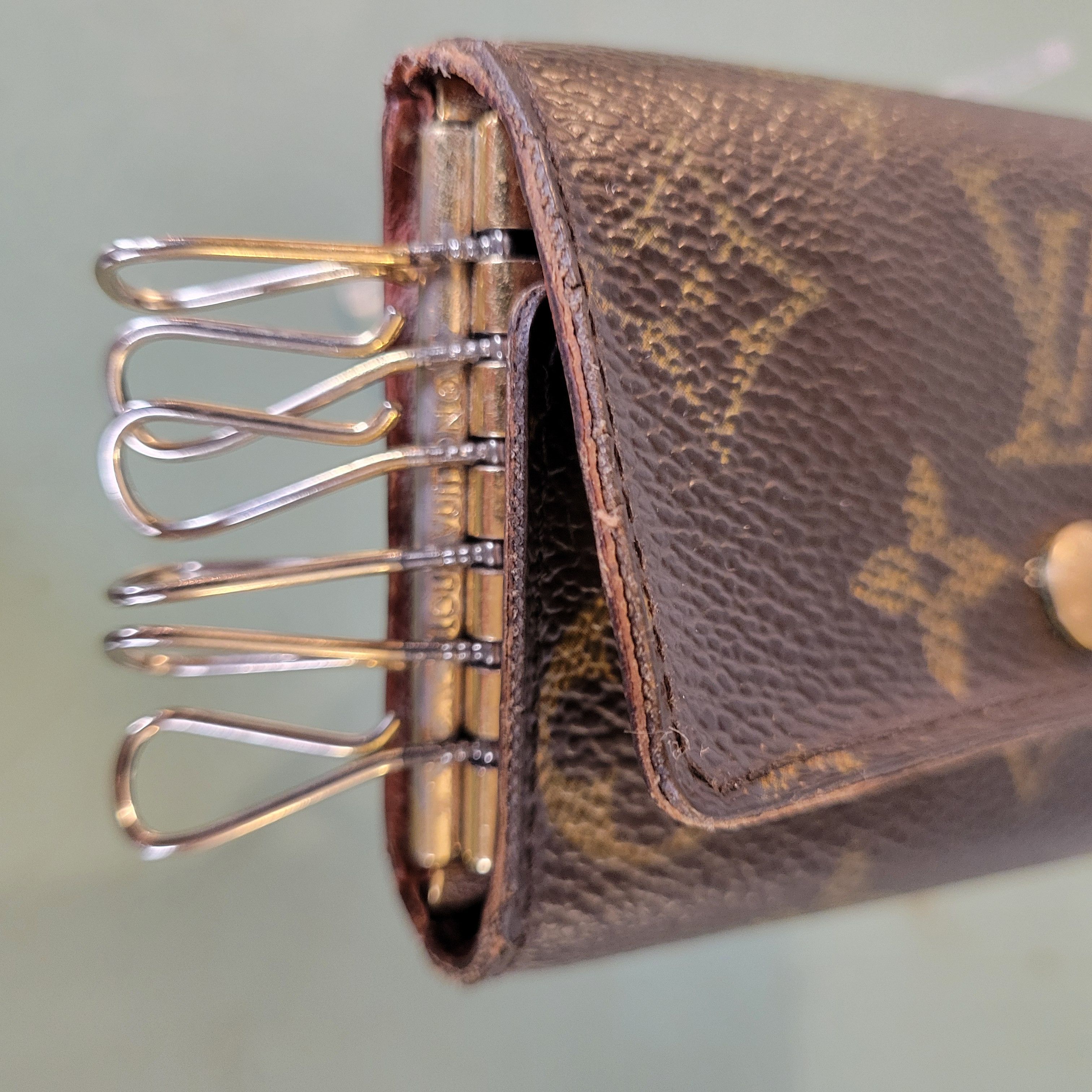 Louis Vuitton Louis Vuitton LV Monogram 6 Key Key Case Key Holder Size ONE SIZE - 7 Thumbnail
