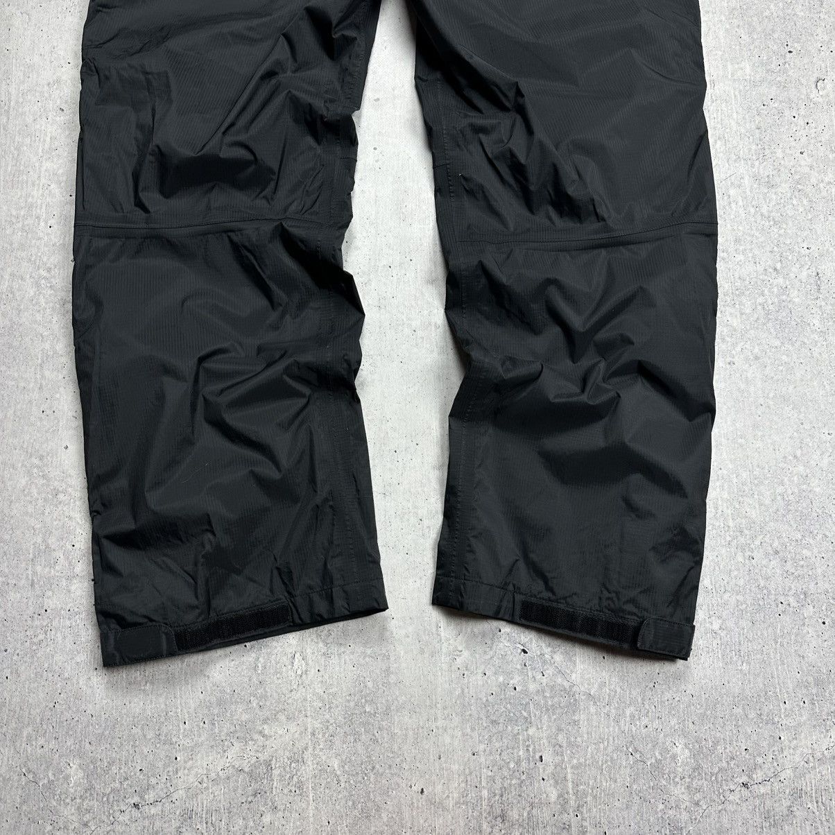 The North Face Vintage The North Face Hyvent Nylon Pants size XL Size US 36 / EU 52 - 14 Thumbnail