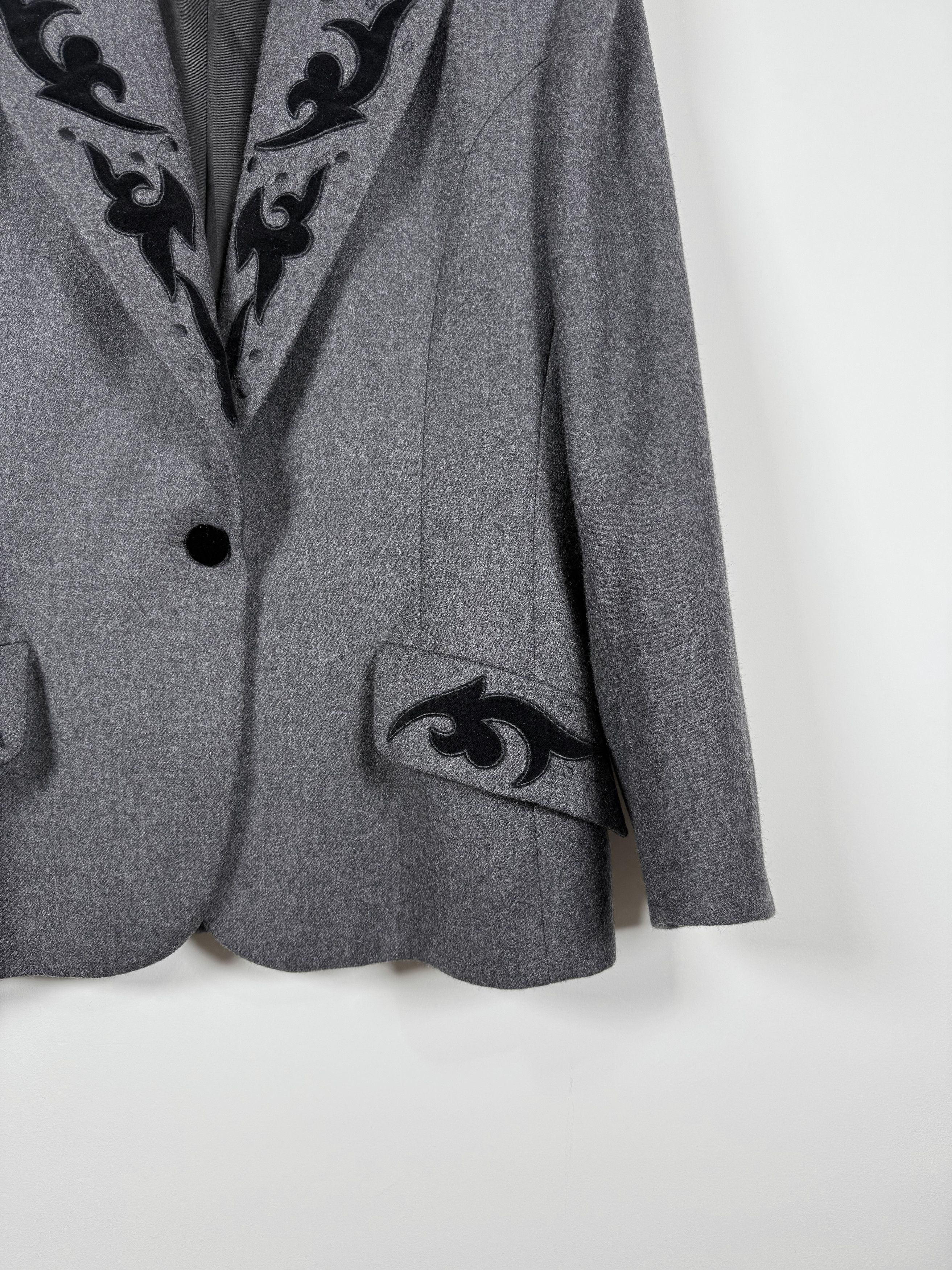 Vintage Vintage Grey Wool Blazer with Velvet Appliqué Details (M) Size M / US 6-8 / IT 42-44 - 2 Thumbnail