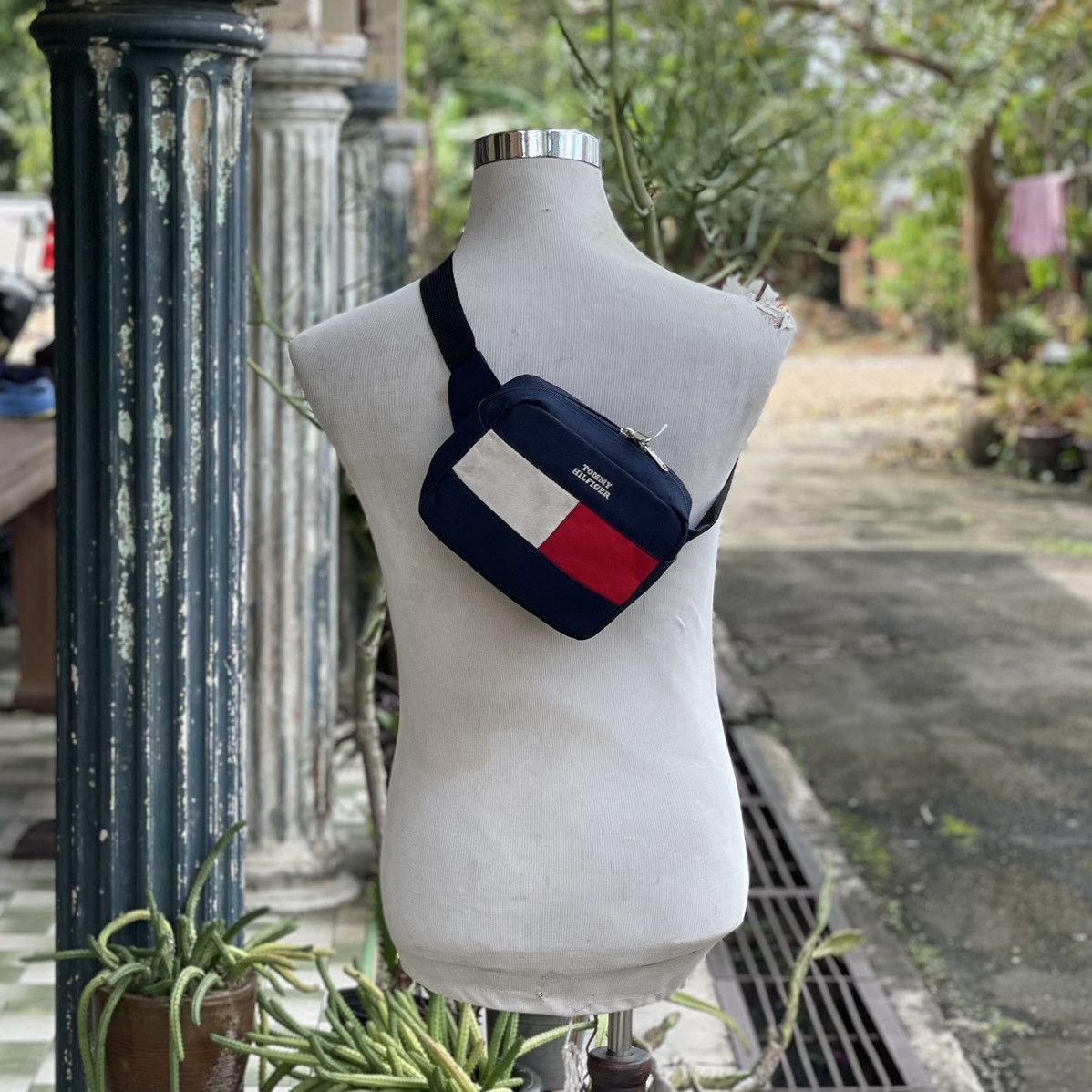 Tommy Hilfiger × Vintage Tommy Hilfiger Small Logo Blue Crossbody Size ONE SIZE - 1 Thumbnail