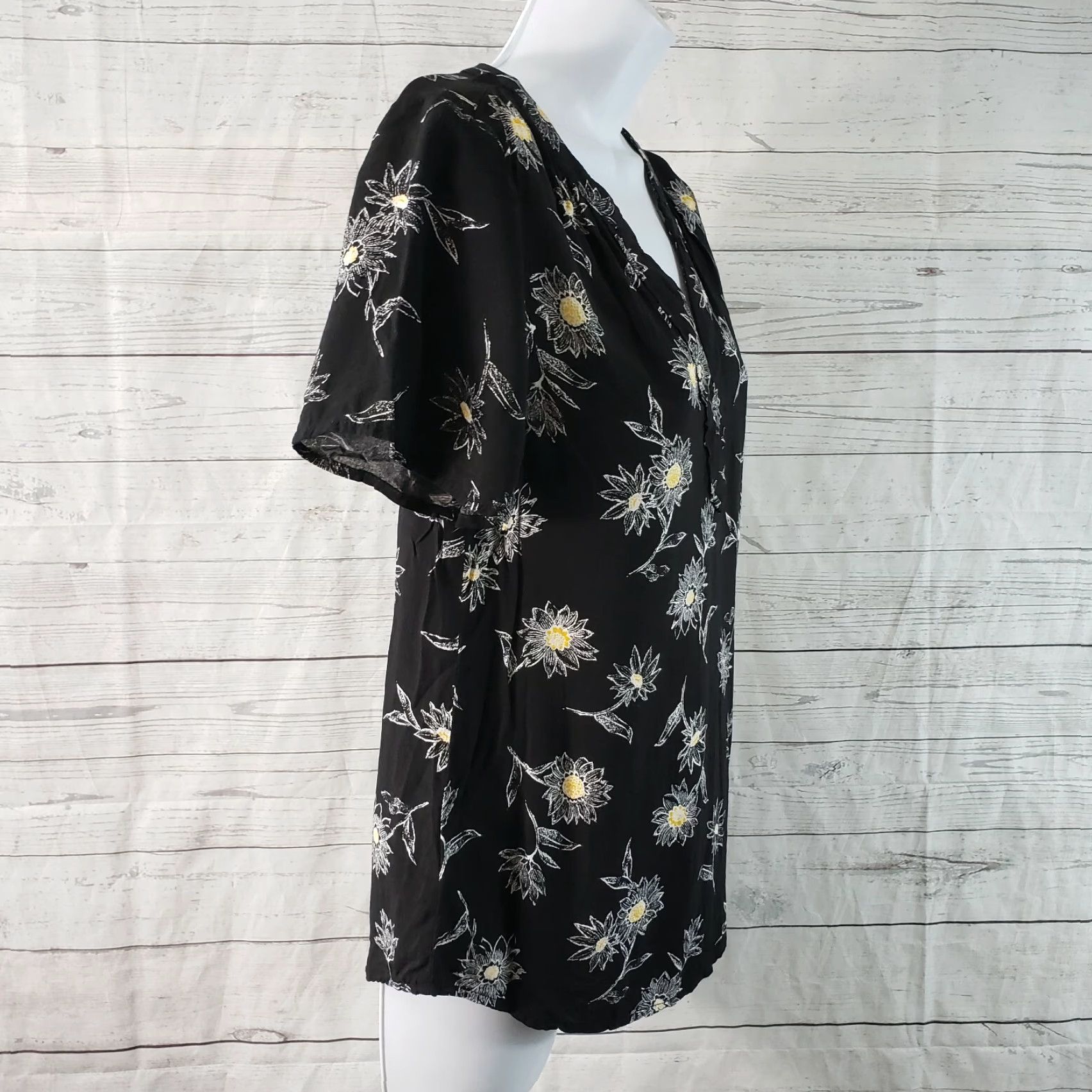 Old Navy Old Navy Womens Top Sz Small Black White Floral Short Sleeve Rayon Blouse Size S / US 4 / IT 40 - 3 Thumbnail