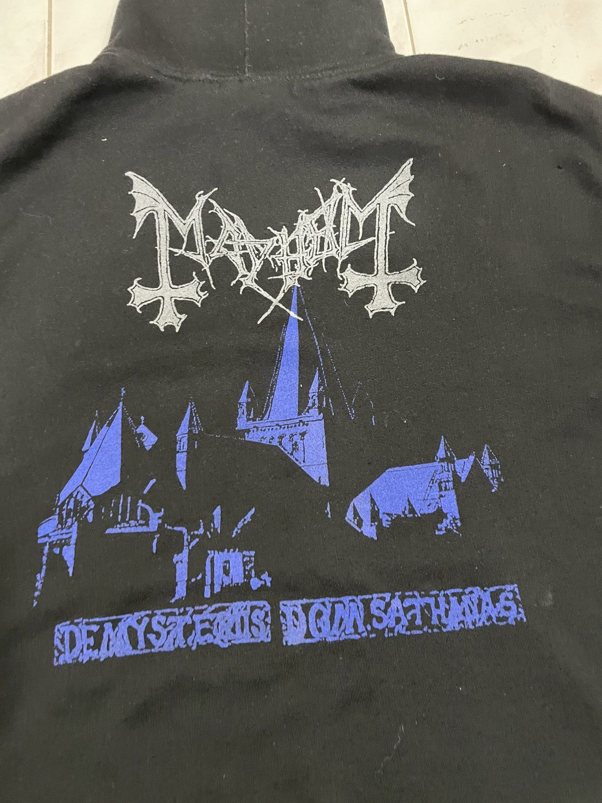 Band Tees Mayhem Black Metal album Y2K De Mysteris Dom Satanas Hooded Size US XL / EU 56 / 4 - 7 Thumbnail