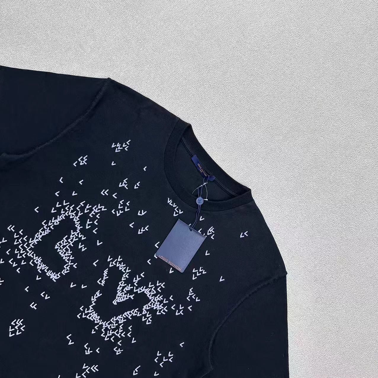 Louis Vuitton Louis Vuitton Embroidered Small Airplane Logo T-Shirt L Size US L / EU 52-54 / 3 - 3 Thumbnail