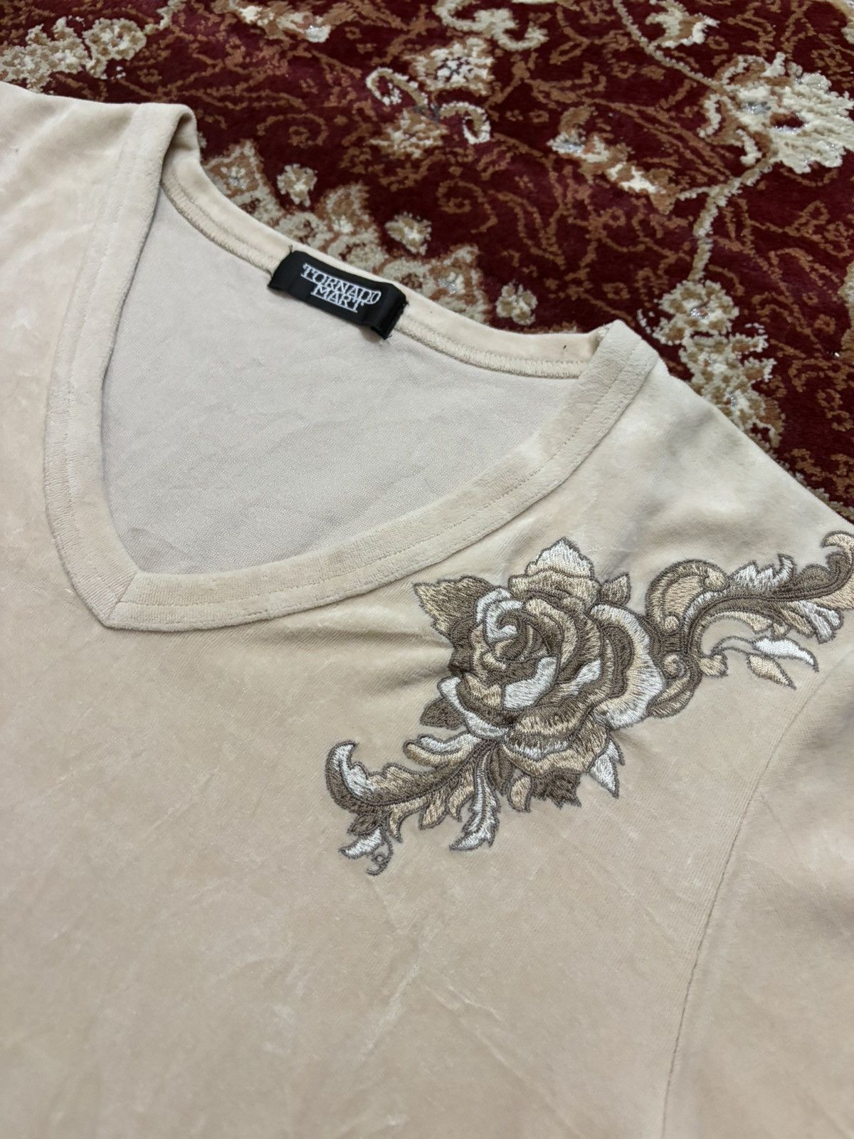 Tornado Mart Tornado Mart Velvet V-Neck Flower Embroidery Long Sleeve Tee Size M / US 6-8 / IT 42-44 - 3 Thumbnail