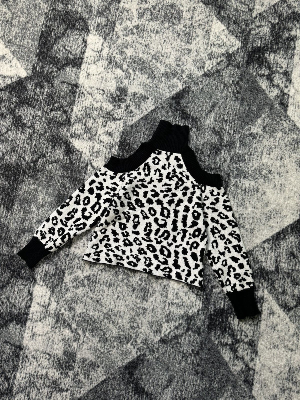 Japanese Brand × Vintage Vintage Sweater Wmns tiger print Open shoulders Y2K 90s Size S / US 4 / IT 40 - 1 Thumbnail