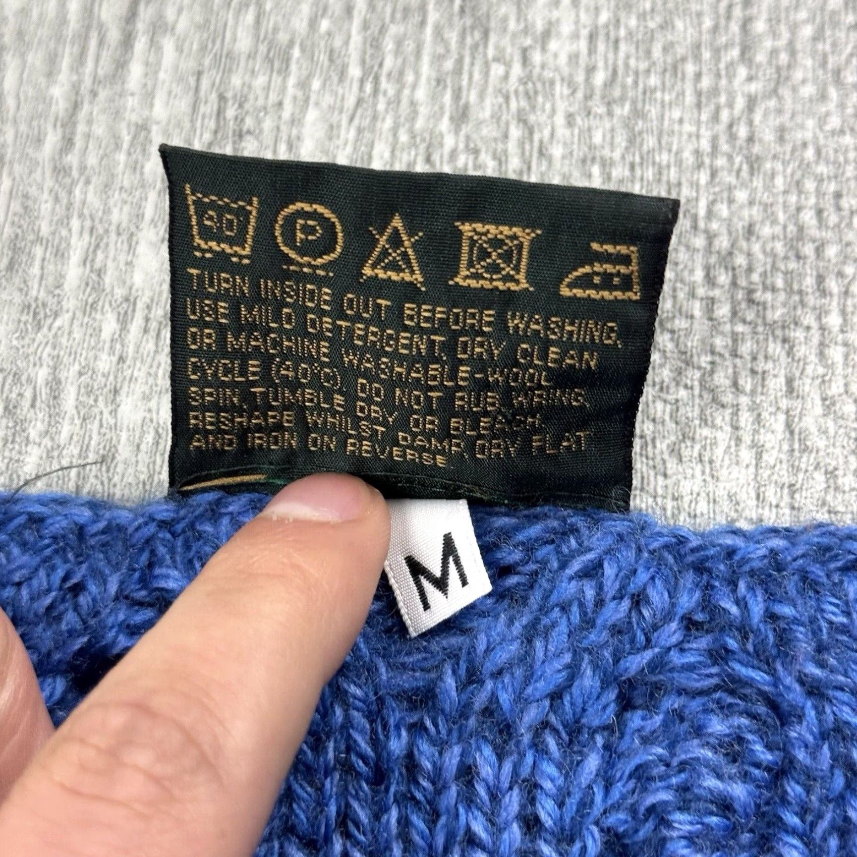 Vintage CARRAIG DONN Wool Sweater Cardigan Cable Knit Blue Women Size M Classic Ireland Size M / US 6-8 / IT 42-44 - 4 Thumbnail