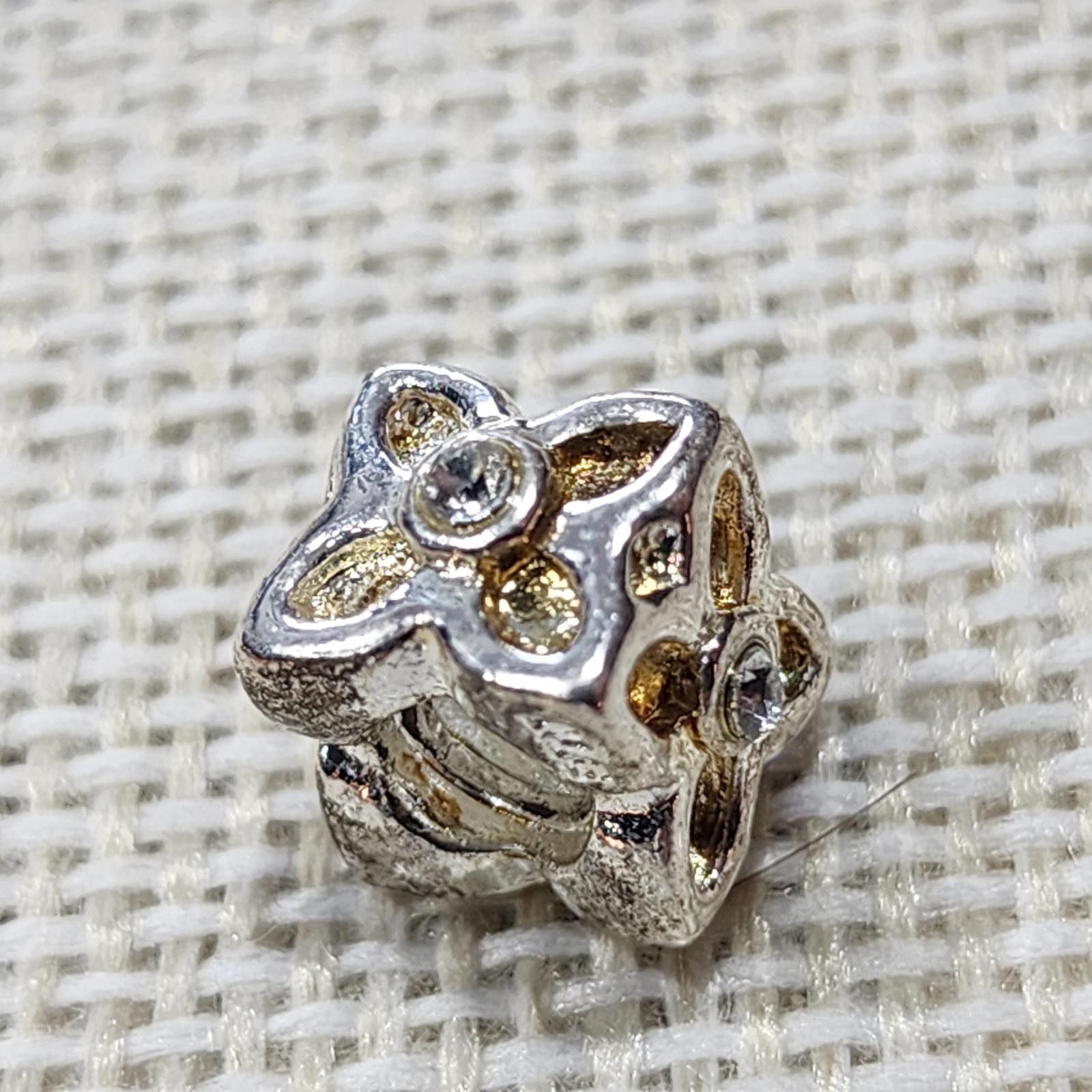 Unknown London Silver-tone Floral Design Charm Bead for Bracelets Size ONE SIZE - 1 Thumbnail