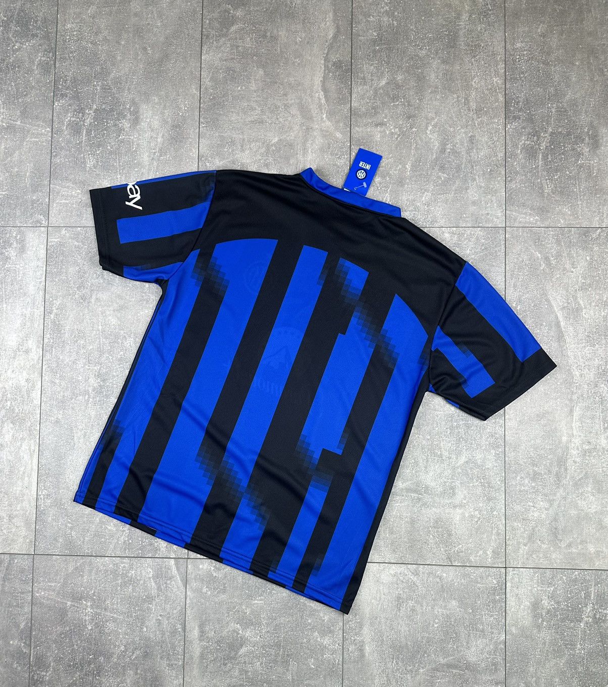 Gildan New Inter Milan Retro Merchandise Soccer Jersey Size US M / EU 48-50 / 2 - 8 Thumbnail