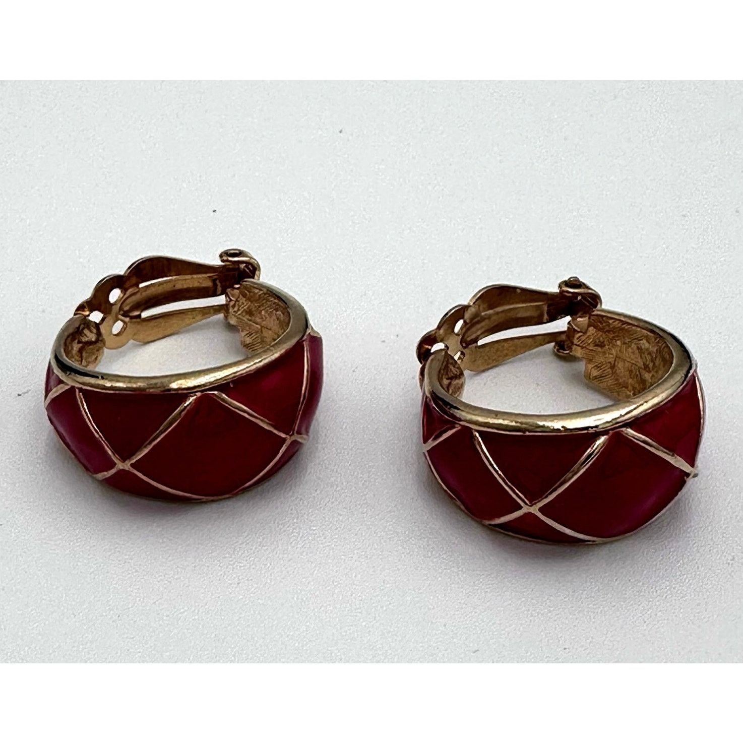 Vintage Christmas Red Gold Criss Cross Enamel Hoop Clip Earrings 80s Size ONE SIZE - 12 Thumbnail