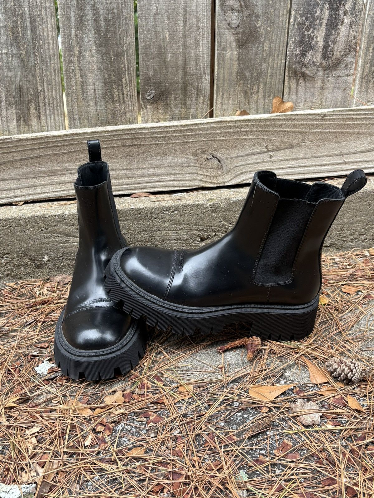 Balenciaga Balenciaga 20mm tractor chelsea boots Size US 11 / EU 44 - 1 Thumbnail
